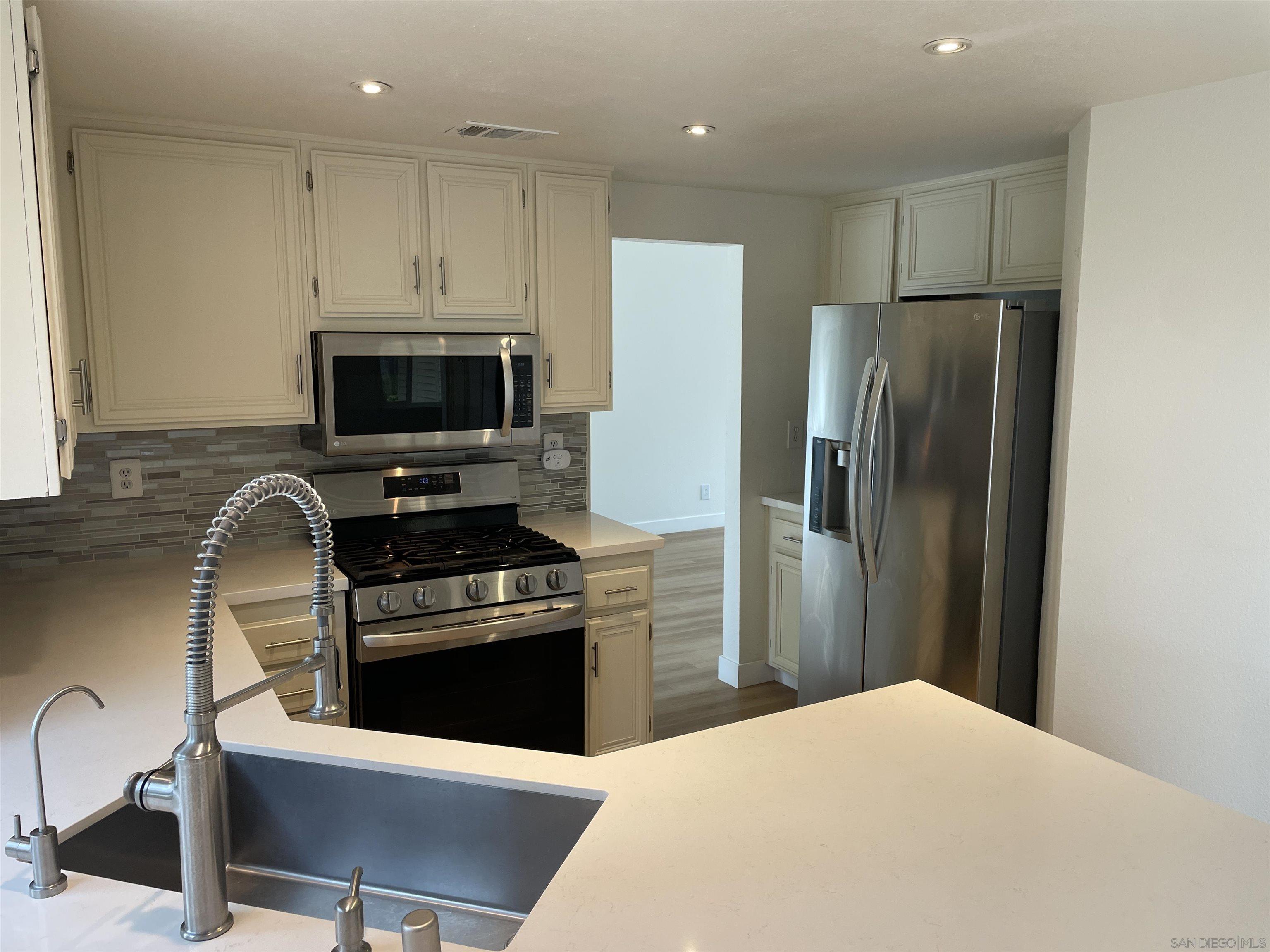 Detail Gallery Image 4 of 21 For 5284  Rosewood Dr., Oceanside,  CA 92056 - 3 Beds | 2/1 Baths