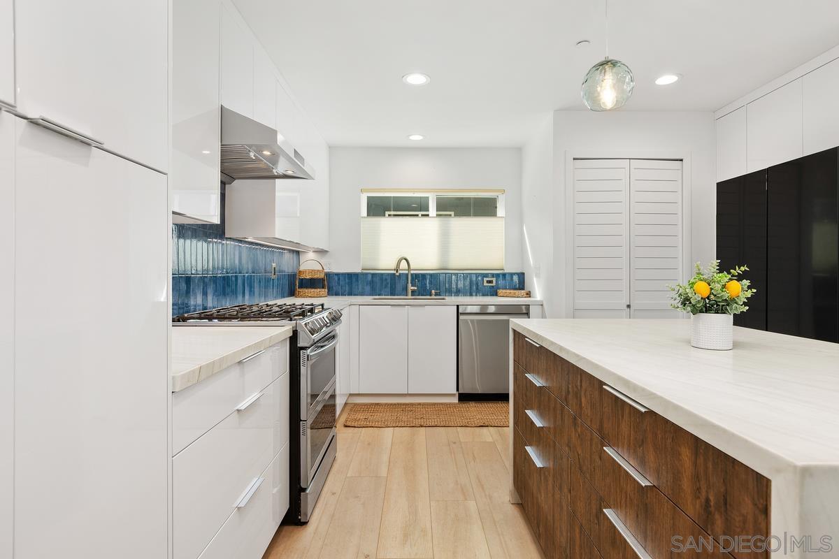 Detail Gallery Image 5 of 40 For 401 N Coast Hwy  #303,  Oceanside,  CA 92054 - 3 Beds | 3 Baths