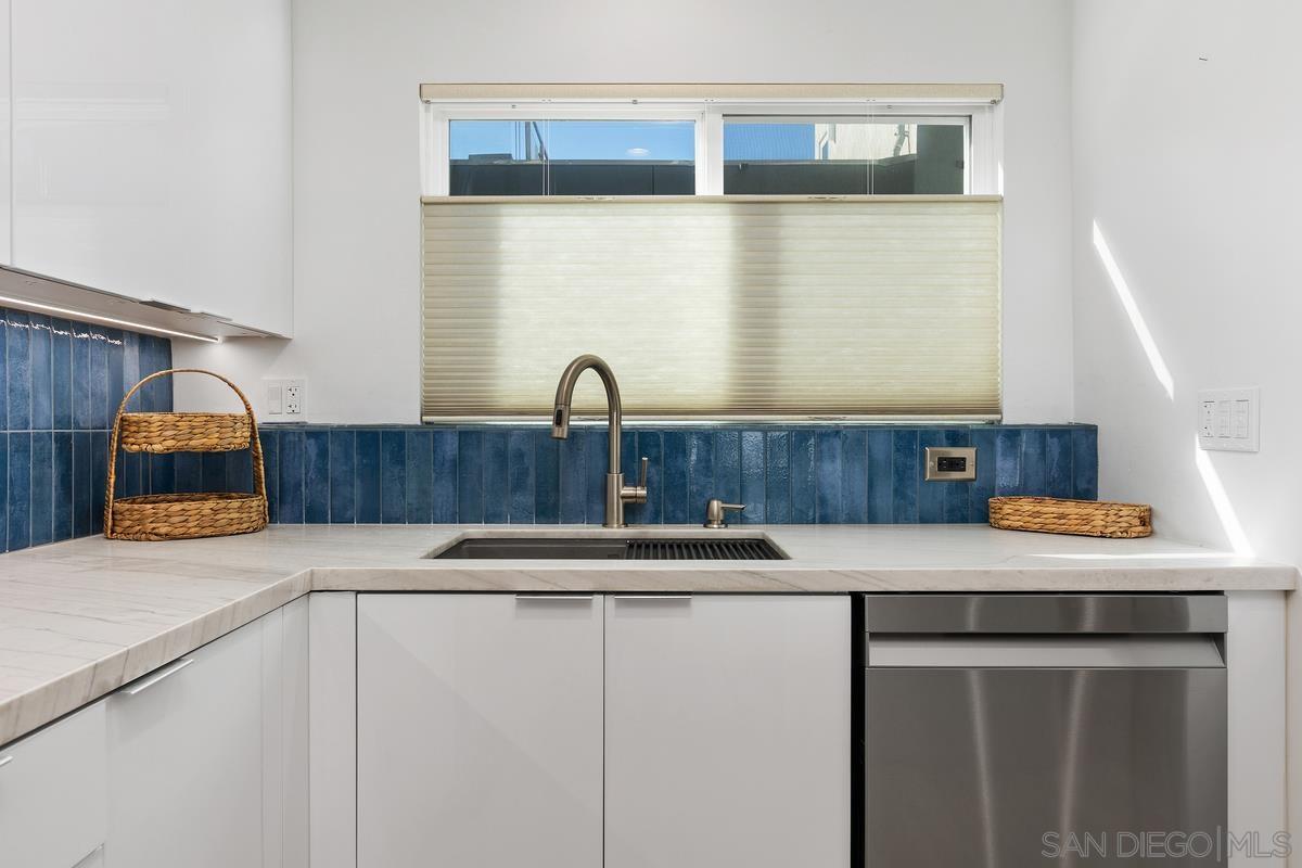 Detail Gallery Image 6 of 40 For 401 N Coast Hwy  #303,  Oceanside,  CA 92054 - 3 Beds | 3 Baths