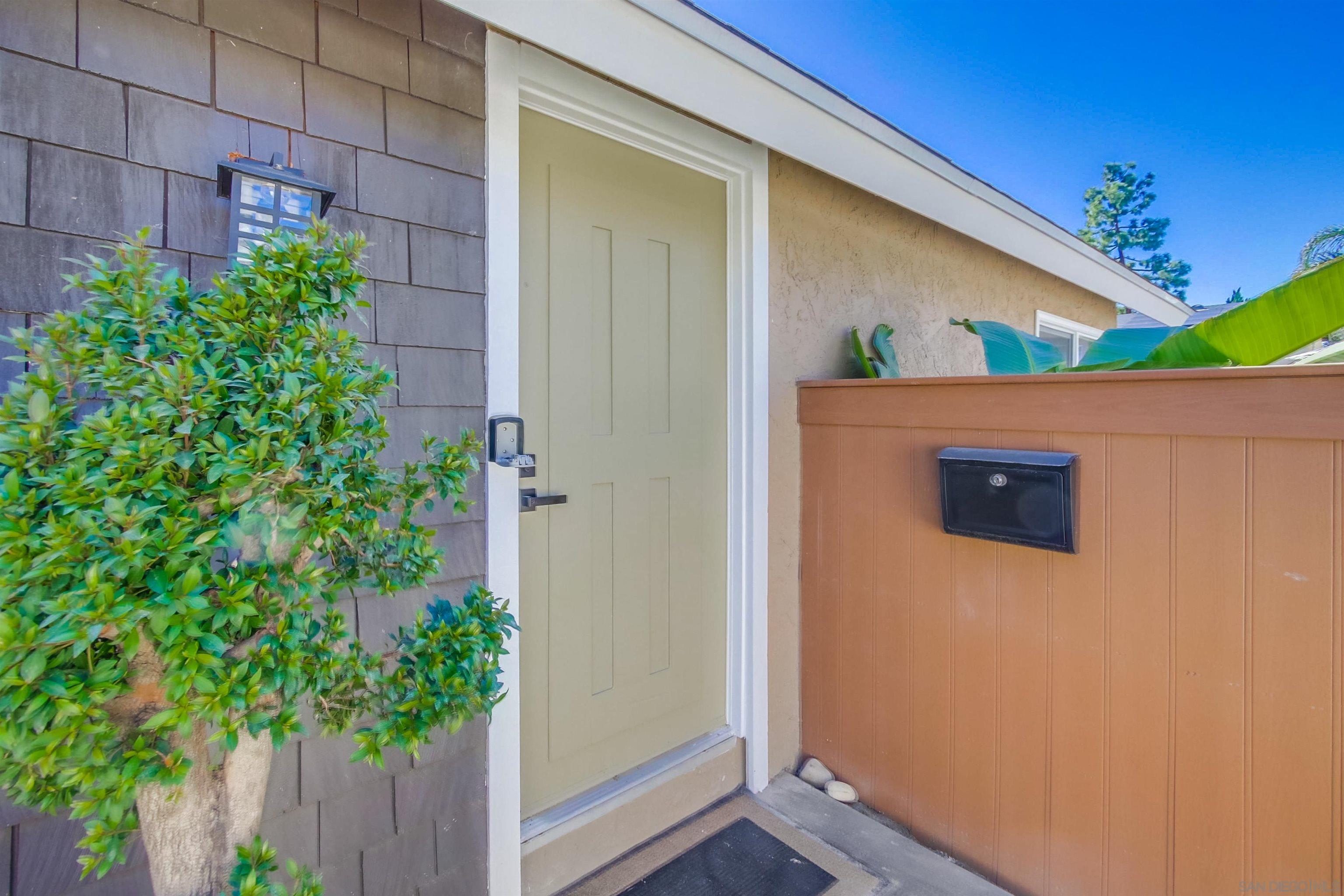 Detail Gallery Image 3 of 52 For 10690  Esmeraldas Drive, San Diego,  CA 92124 - 3 Beds | 1/1 Baths