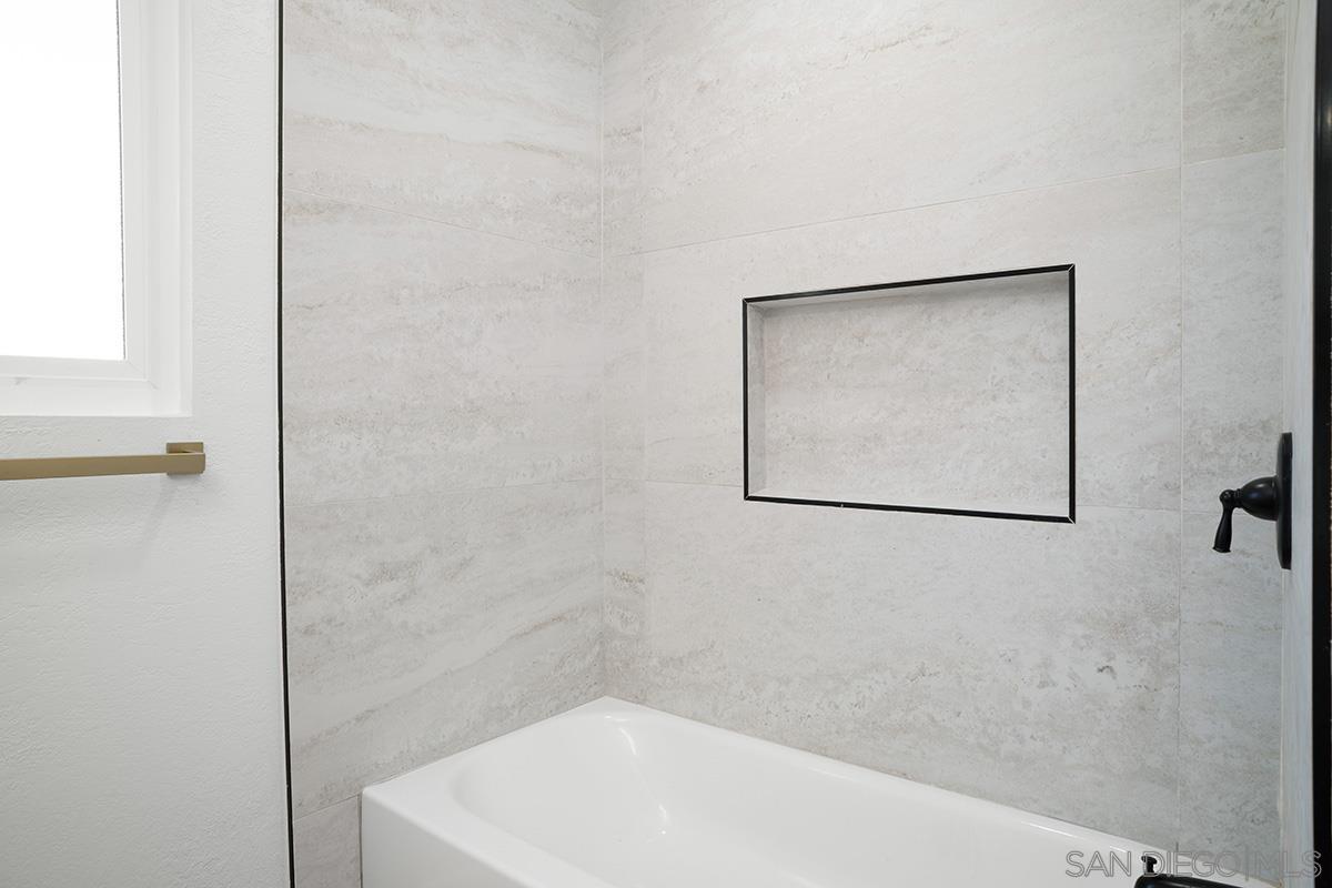 Detail Gallery Image 14 of 22 For 4566  Hancock Cir, Oceanside,  CA 92056 - 4 Beds | 3 Baths