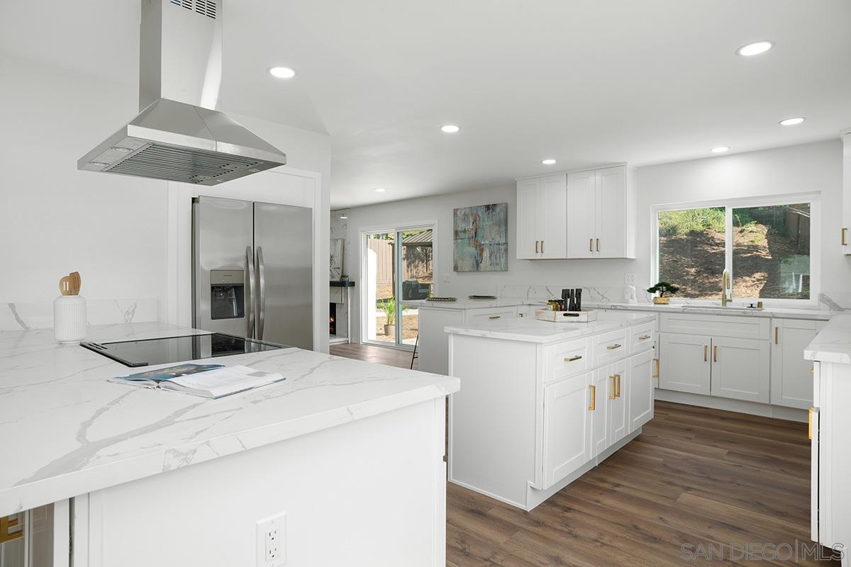 Detail Gallery Image 5 of 22 For 4566  Hancock Cir, Oceanside,  CA 92056 - 4 Beds | 3 Baths