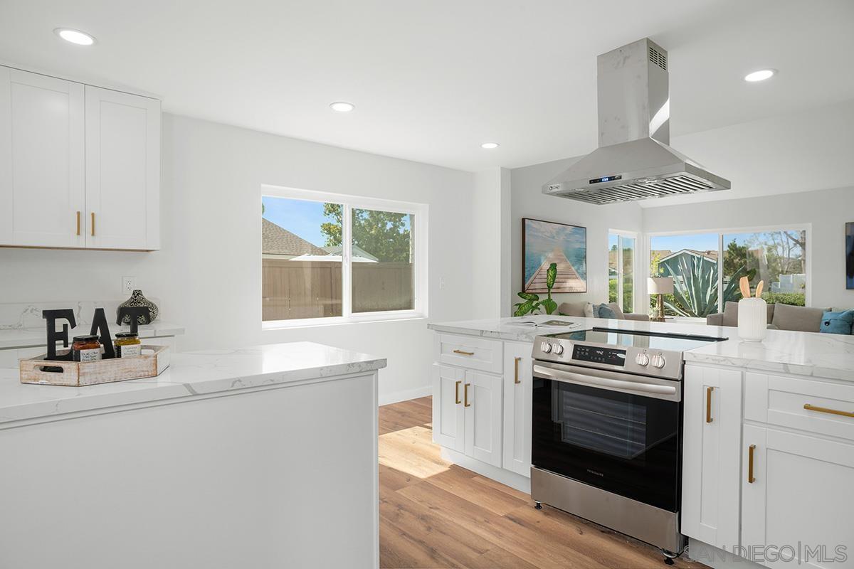 Detail Gallery Image 6 of 22 For 4566  Hancock Cir, Oceanside,  CA 92056 - 4 Beds | 3 Baths