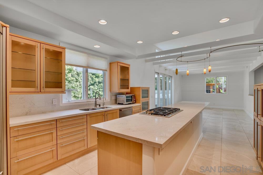 Detail Gallery Image 8 of 30 For 5247  Chelsea, La Jolla,  CA 92037 - 5 Beds | 3/1 Baths