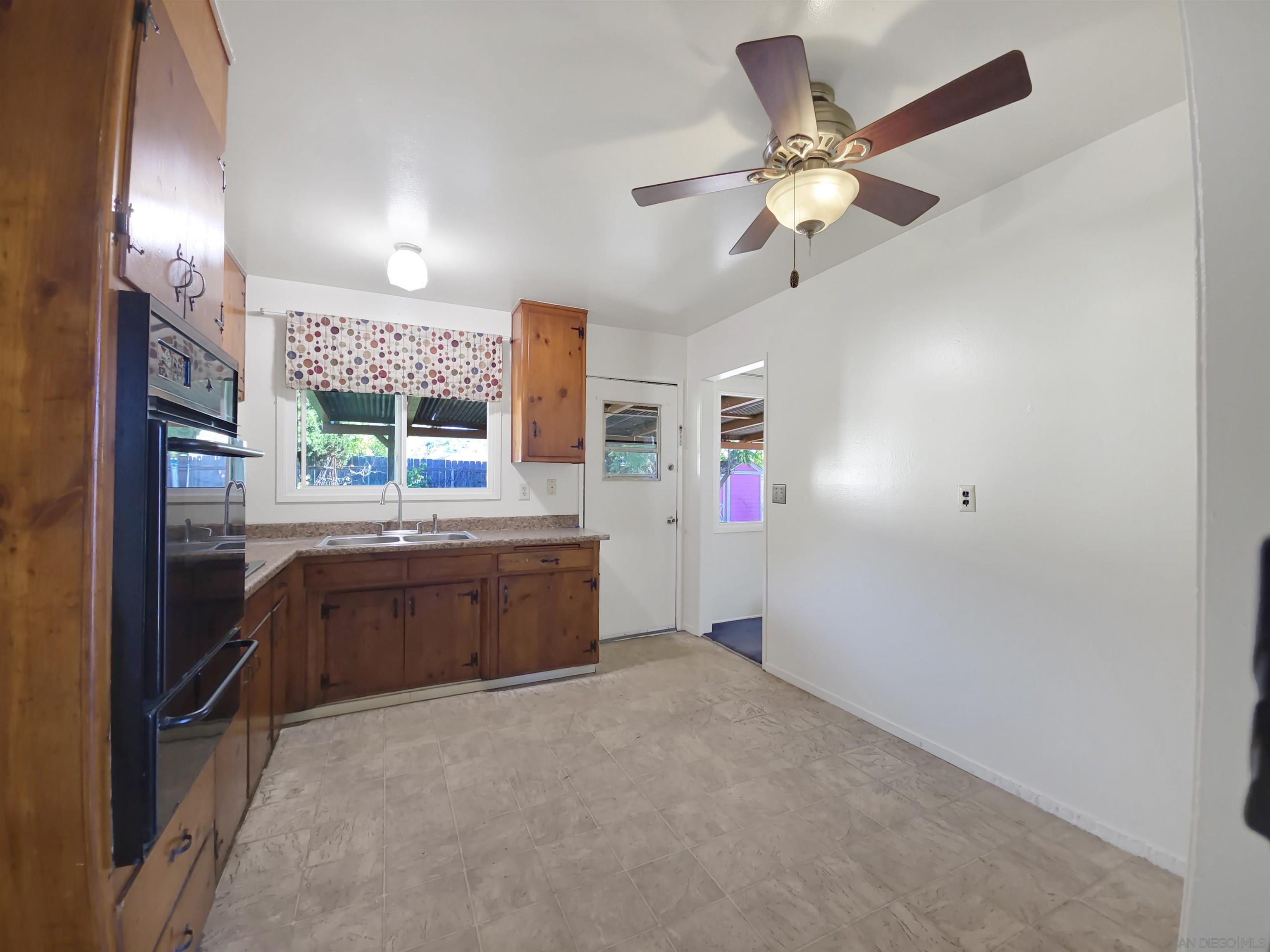 Detail Gallery Image 4 of 13 For 1693 N Mollison Ave, El Cajon,  CA 92021 - 3 Beds | 1 Baths