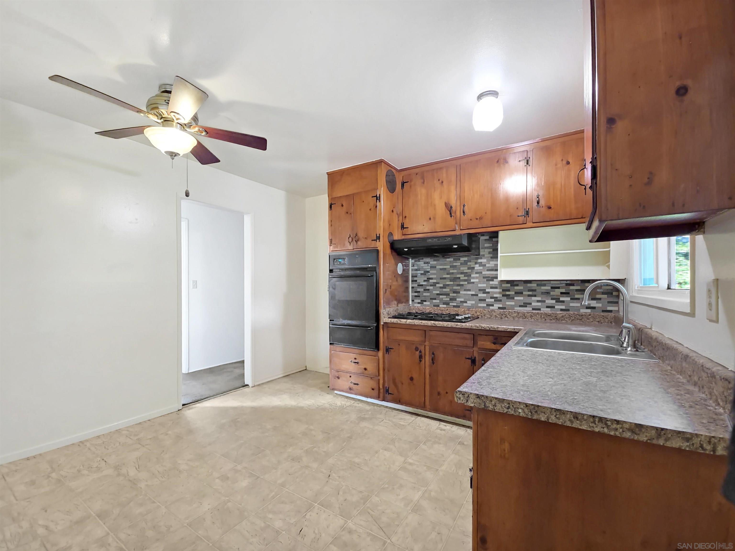 Detail Gallery Image 5 of 13 For 1693 N Mollison Ave, El Cajon,  CA 92021 - 3 Beds | 1 Baths