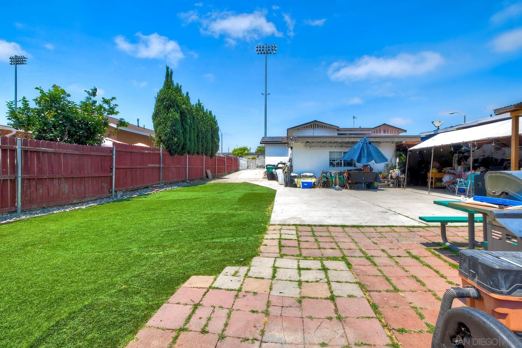 Detail Gallery Image 8 of 29 For 325  Gloria St, San Diego,  CA 92113 - 3 Beds | 2 Baths