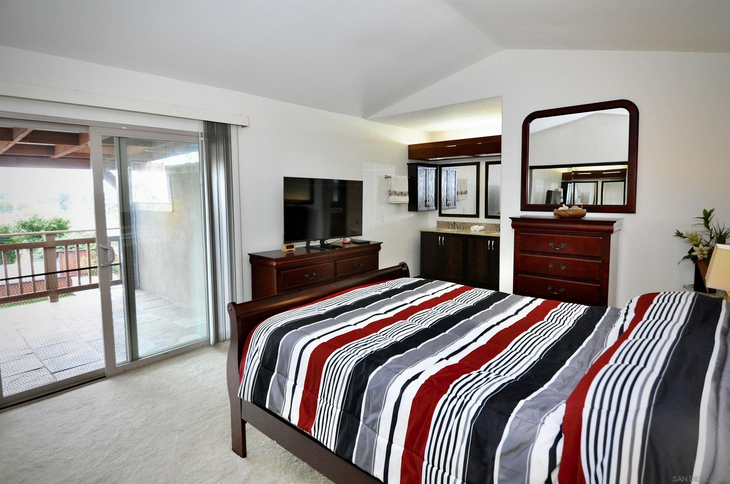 Detail Gallery Image 15 of 43 For 1400  Darwin Dr, Oceanside,  CA 92056 - 5 Beds | 4 Baths