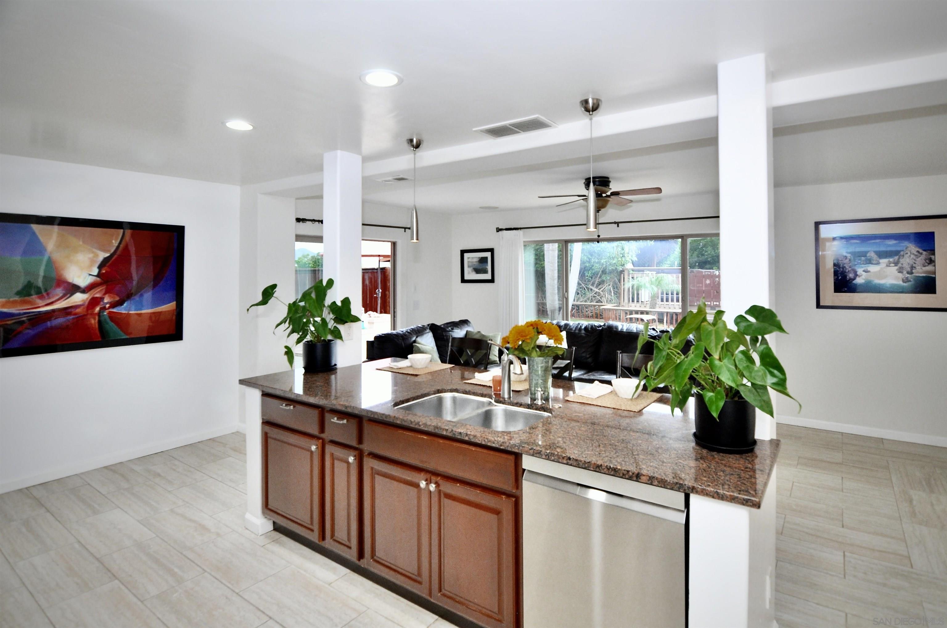 Detail Gallery Image 4 of 43 For 1400  Darwin Dr, Oceanside,  CA 92056 - 5 Beds | 4 Baths