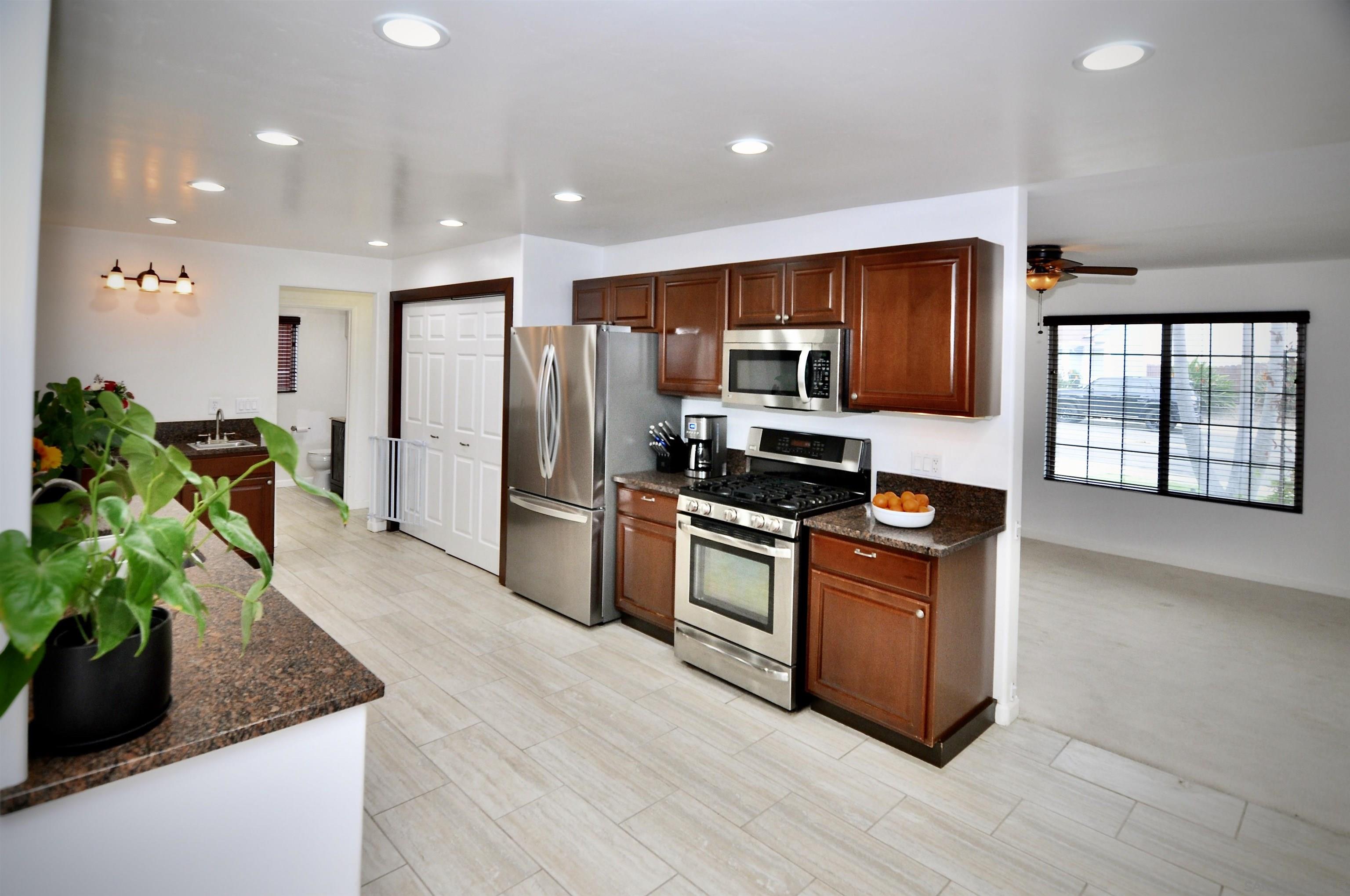 Detail Gallery Image 5 of 43 For 1400  Darwin Dr, Oceanside,  CA 92056 - 5 Beds | 4 Baths