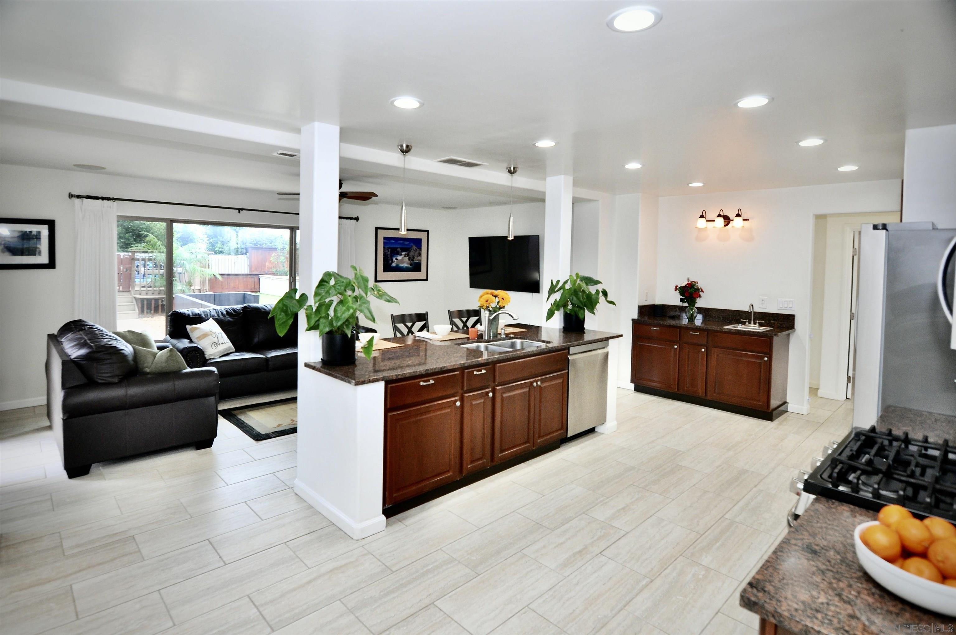 Detail Gallery Image 6 of 43 For 1400  Darwin Dr, Oceanside,  CA 92056 - 5 Beds | 4 Baths