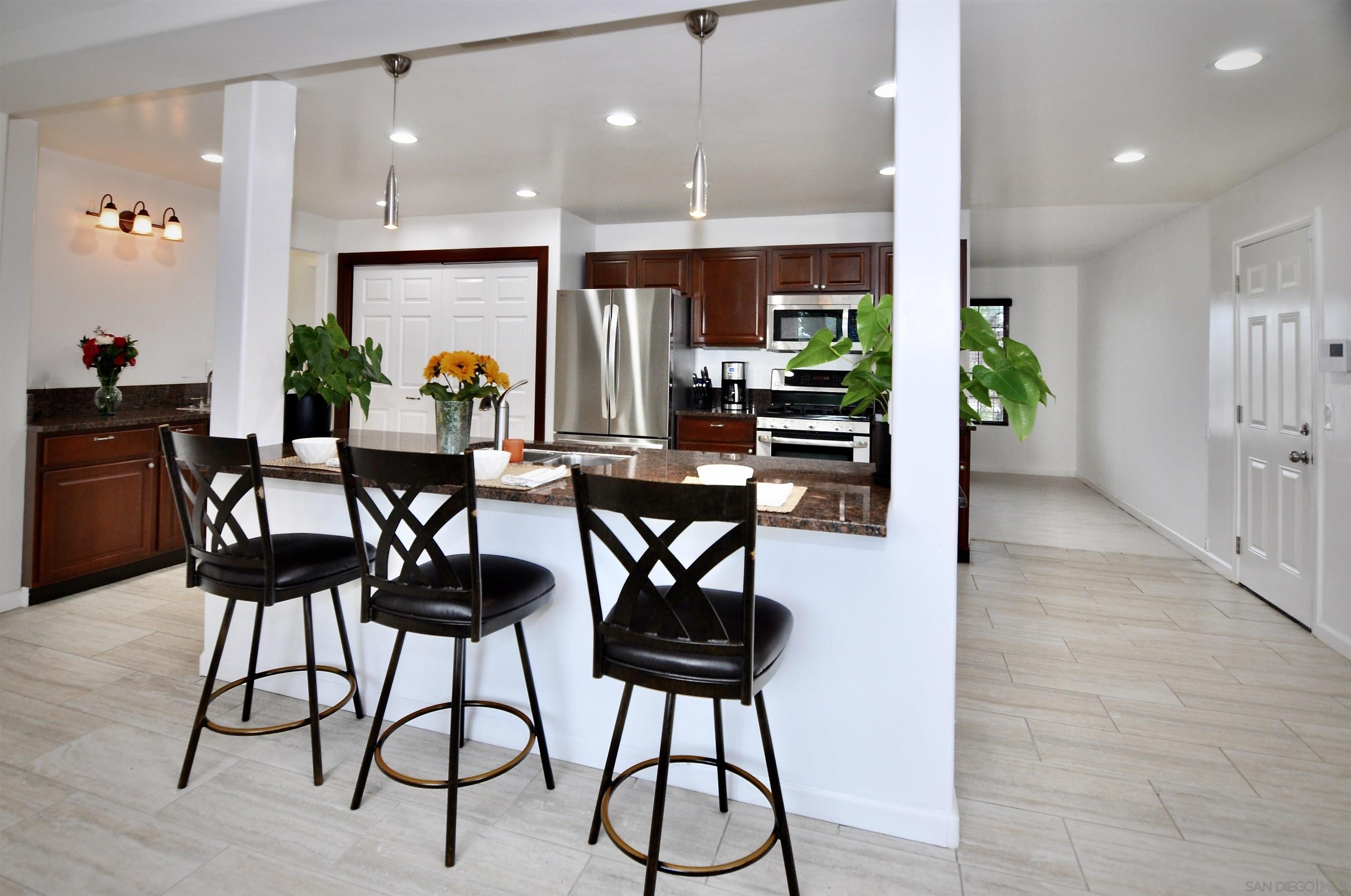 Detail Gallery Image 9 of 43 For 1400  Darwin Dr, Oceanside,  CA 92056 - 5 Beds | 4 Baths