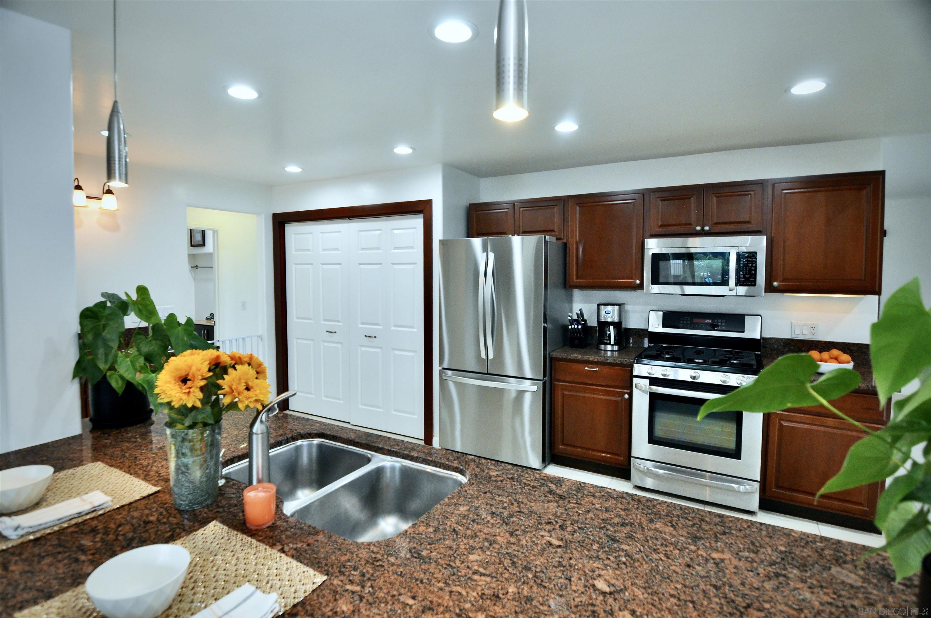 Detail Gallery Image 10 of 43 For 1400  Darwin Dr, Oceanside,  CA 92056 - 5 Beds | 4 Baths