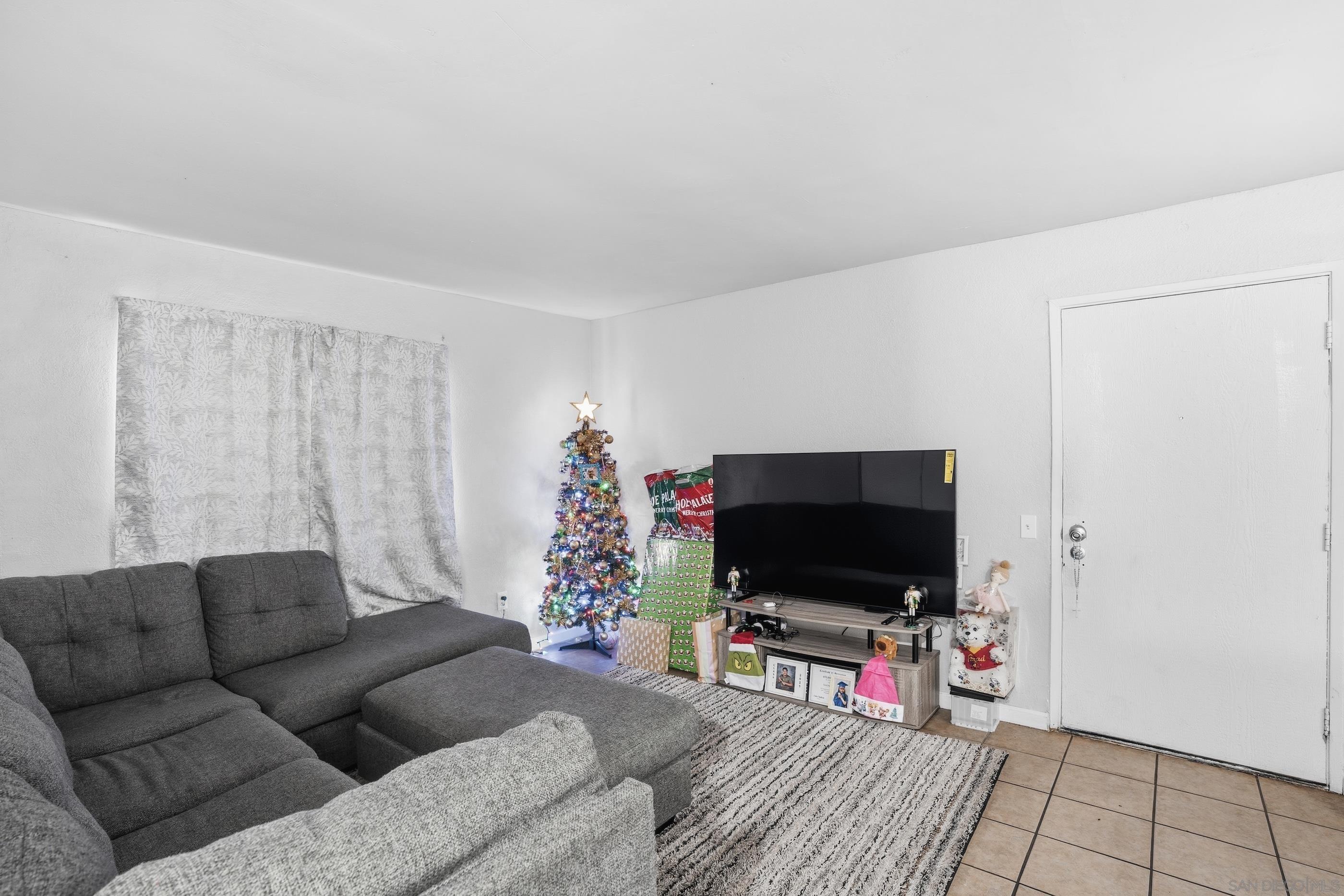 Detail Gallery Image 7 of 19 For 829  Grand Ave., Spring Valley,  CA 91977 - – Beds | – Baths