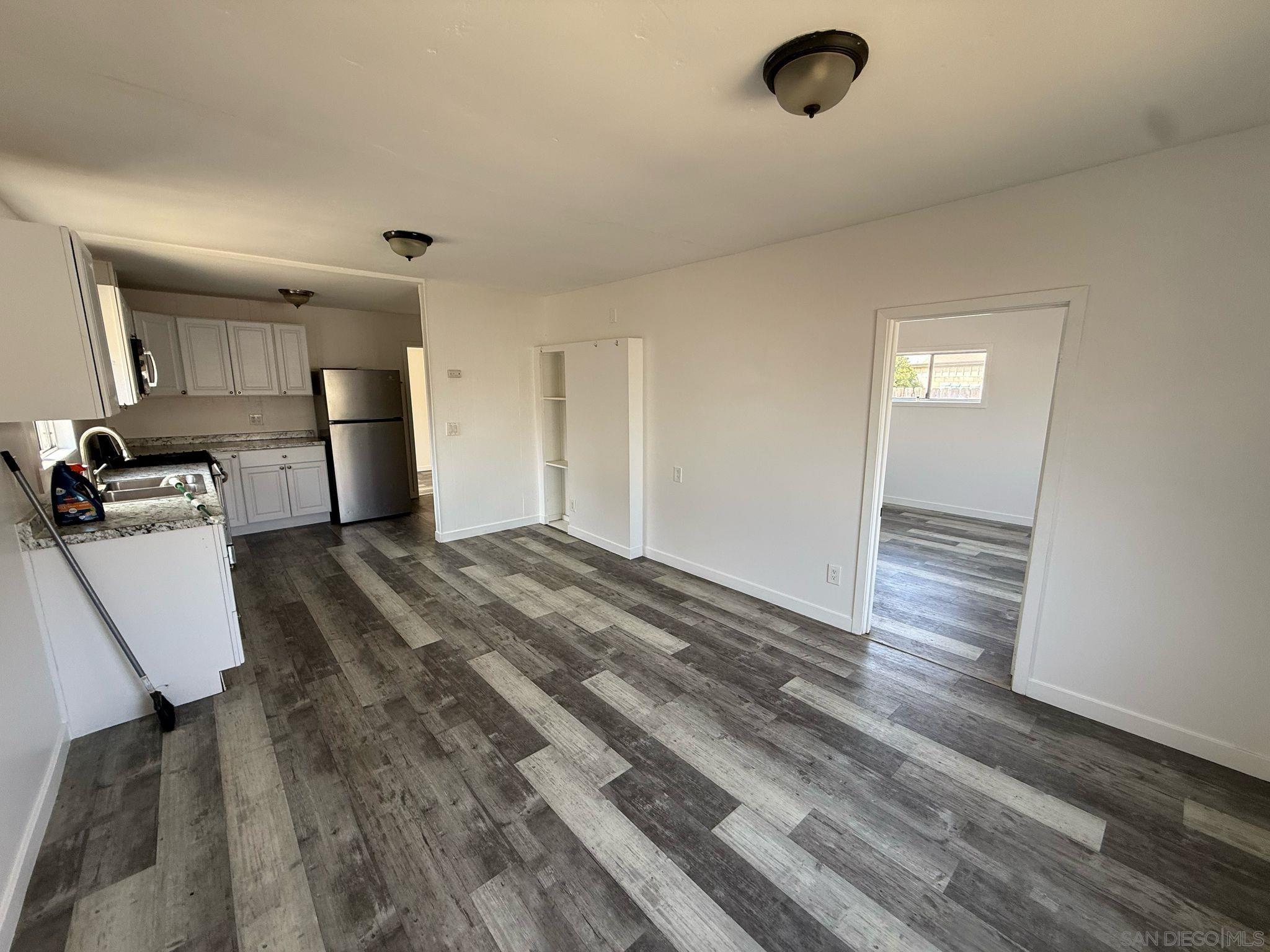 Detail Gallery Image 4 of 10 For 1733  Dahlia Ave, San Diego,  CA 92154 - 2 Beds | 2 Baths