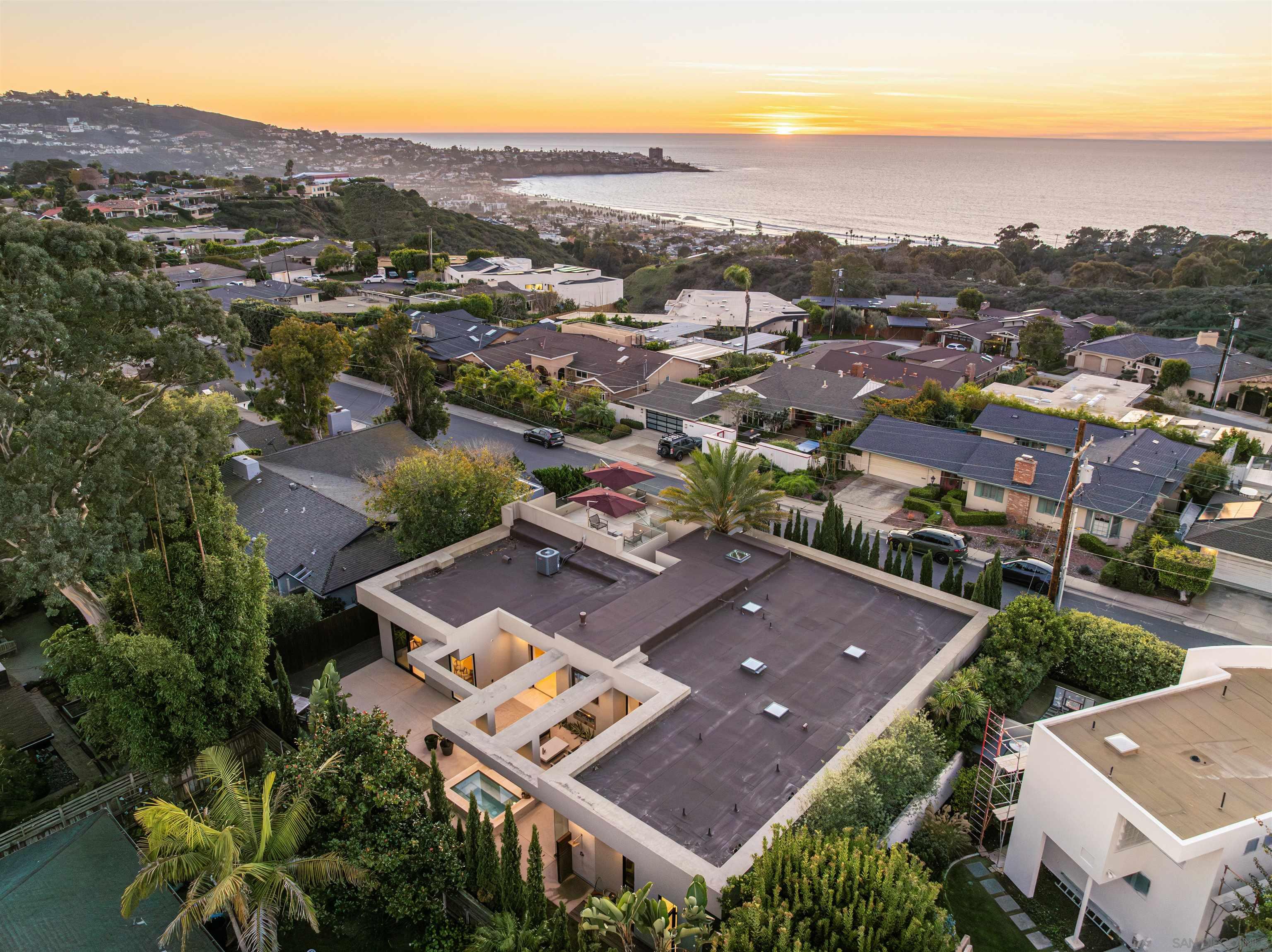 Detail Gallery Image 13 of 38 For 8751  Glenwick Ln, La Jolla,  CA 92037 - 4 Beds | 3/1 Baths