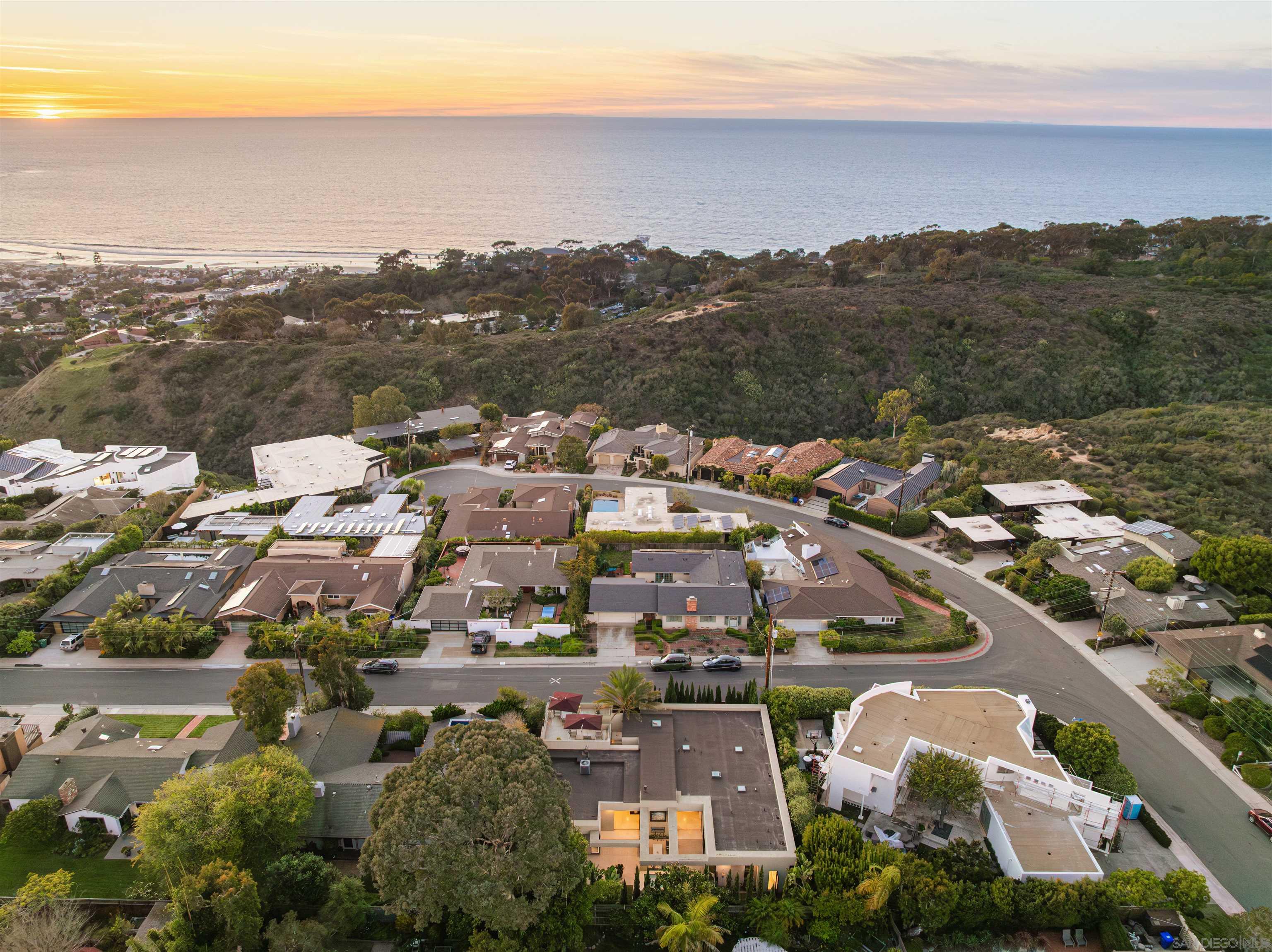 Detail Gallery Image 14 of 38 For 8751  Glenwick Ln, La Jolla,  CA 92037 - 4 Beds | 3/1 Baths