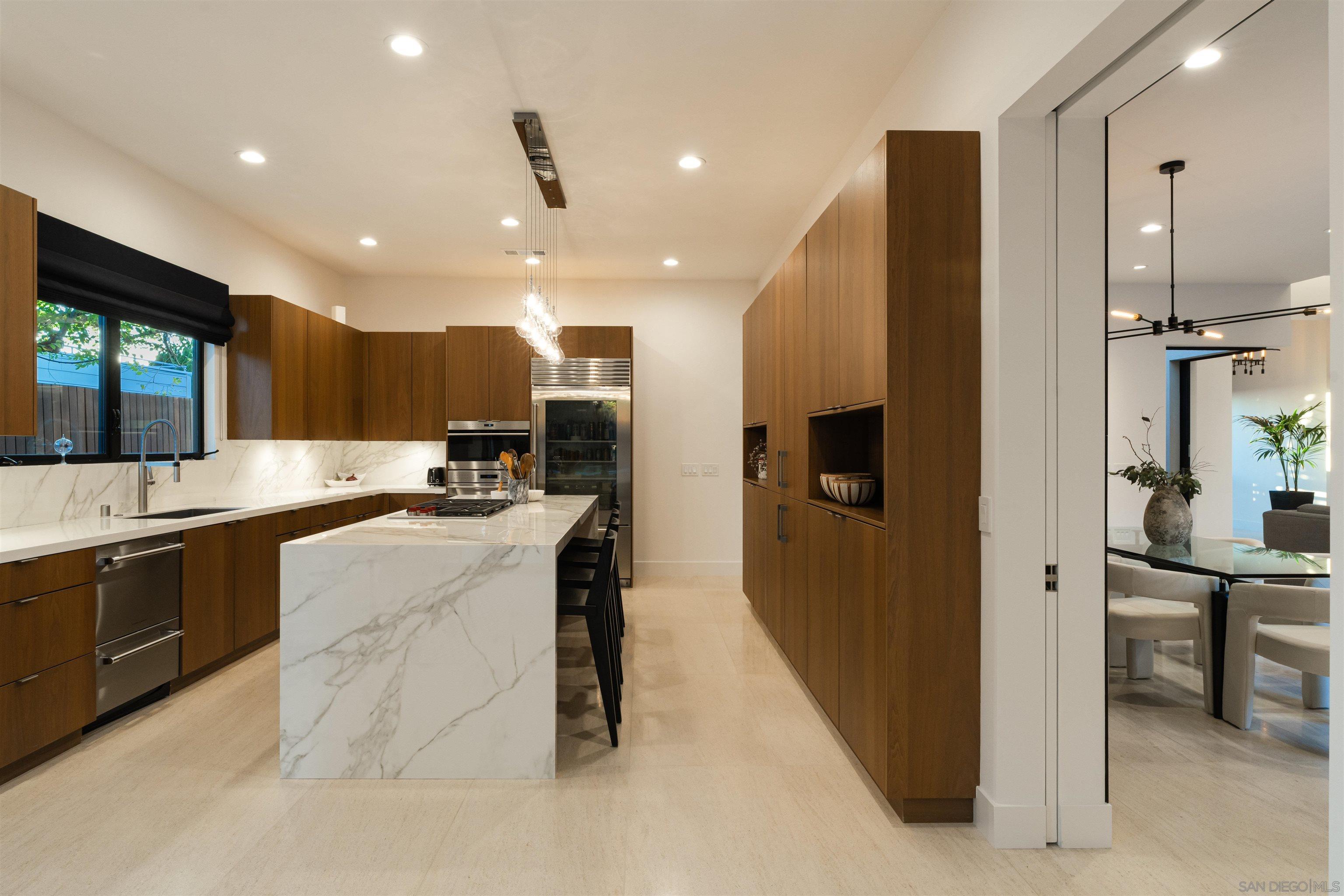 Detail Gallery Image 16 of 38 For 8751  Glenwick Ln, La Jolla,  CA 92037 - 4 Beds | 3/1 Baths