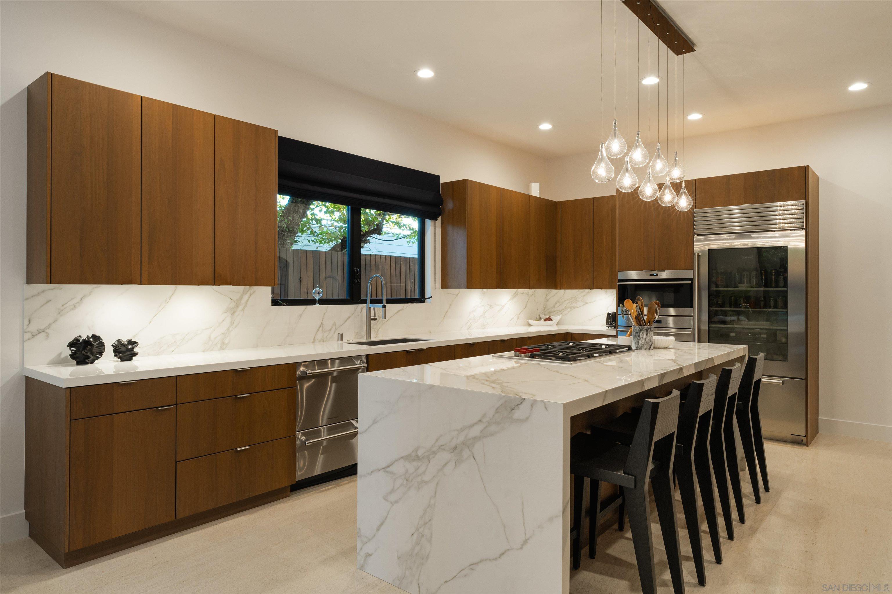 Detail Gallery Image 17 of 38 For 8751  Glenwick Ln, La Jolla,  CA 92037 - 4 Beds | 3/1 Baths