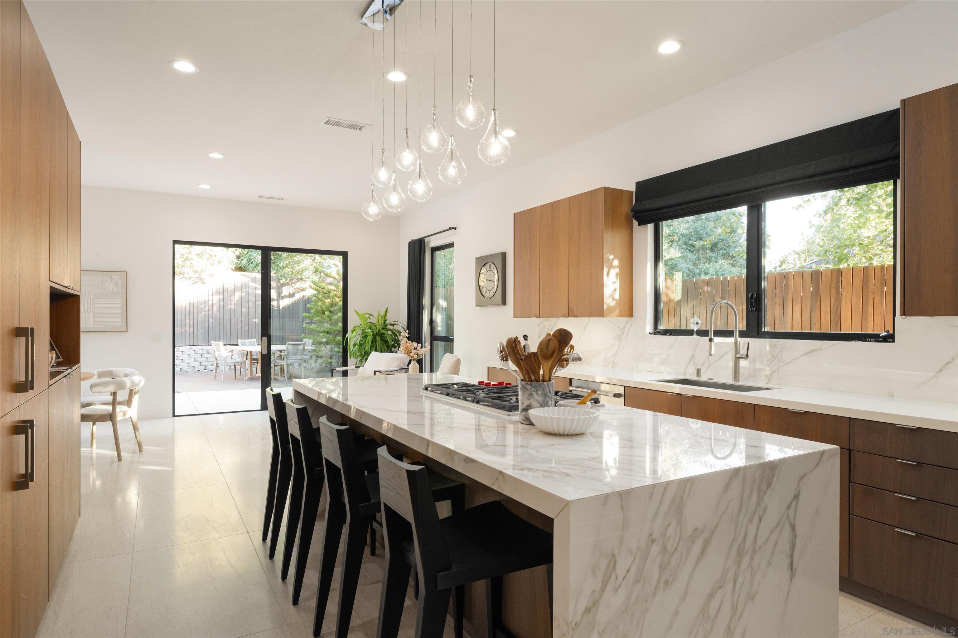 Detail Gallery Image 18 of 38 For 8751  Glenwick Ln, La Jolla,  CA 92037 - 4 Beds | 3/1 Baths