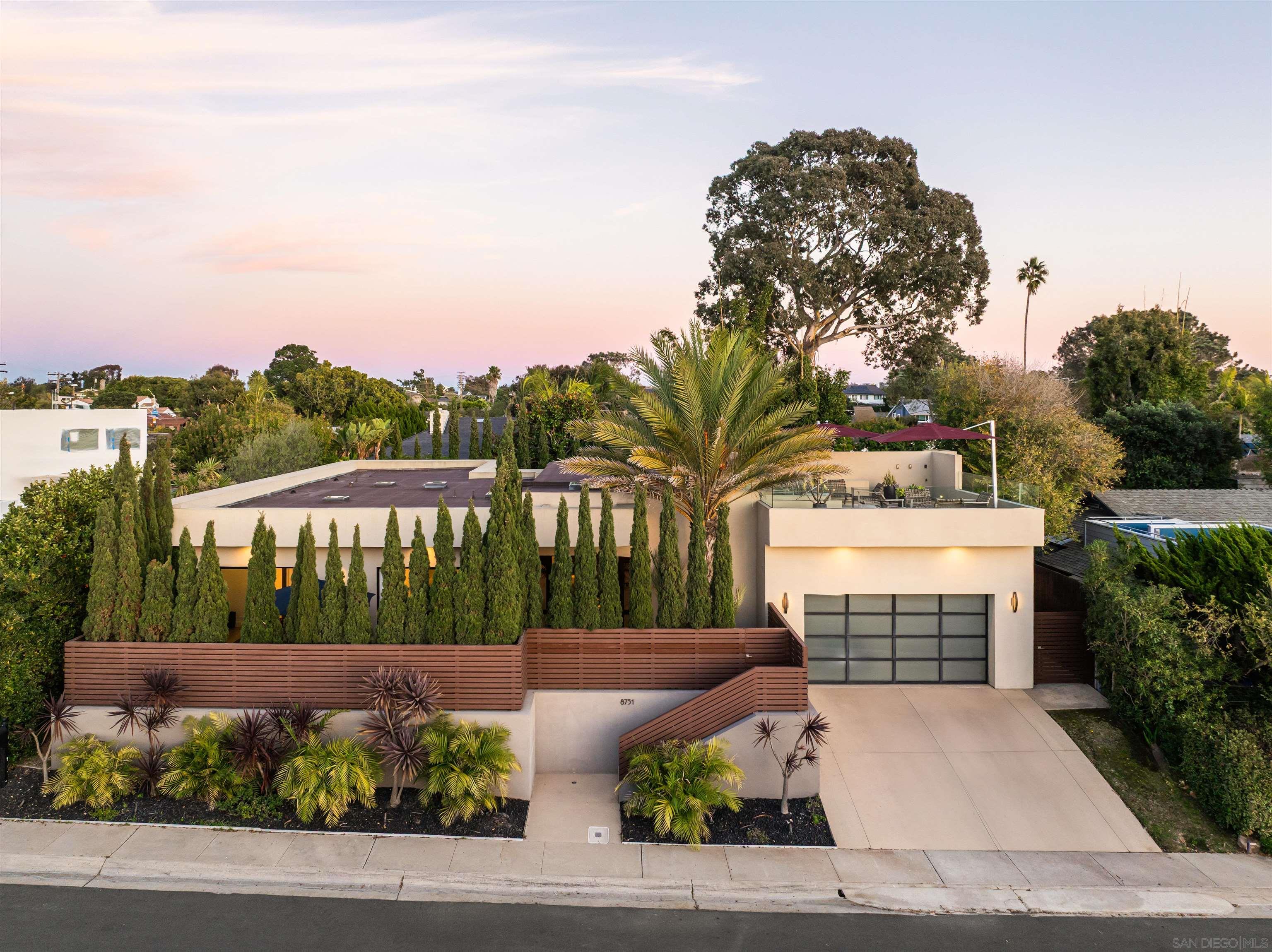 Detail Gallery Image 3 of 38 For 8751  Glenwick Ln, La Jolla,  CA 92037 - 4 Beds | 3/1 Baths