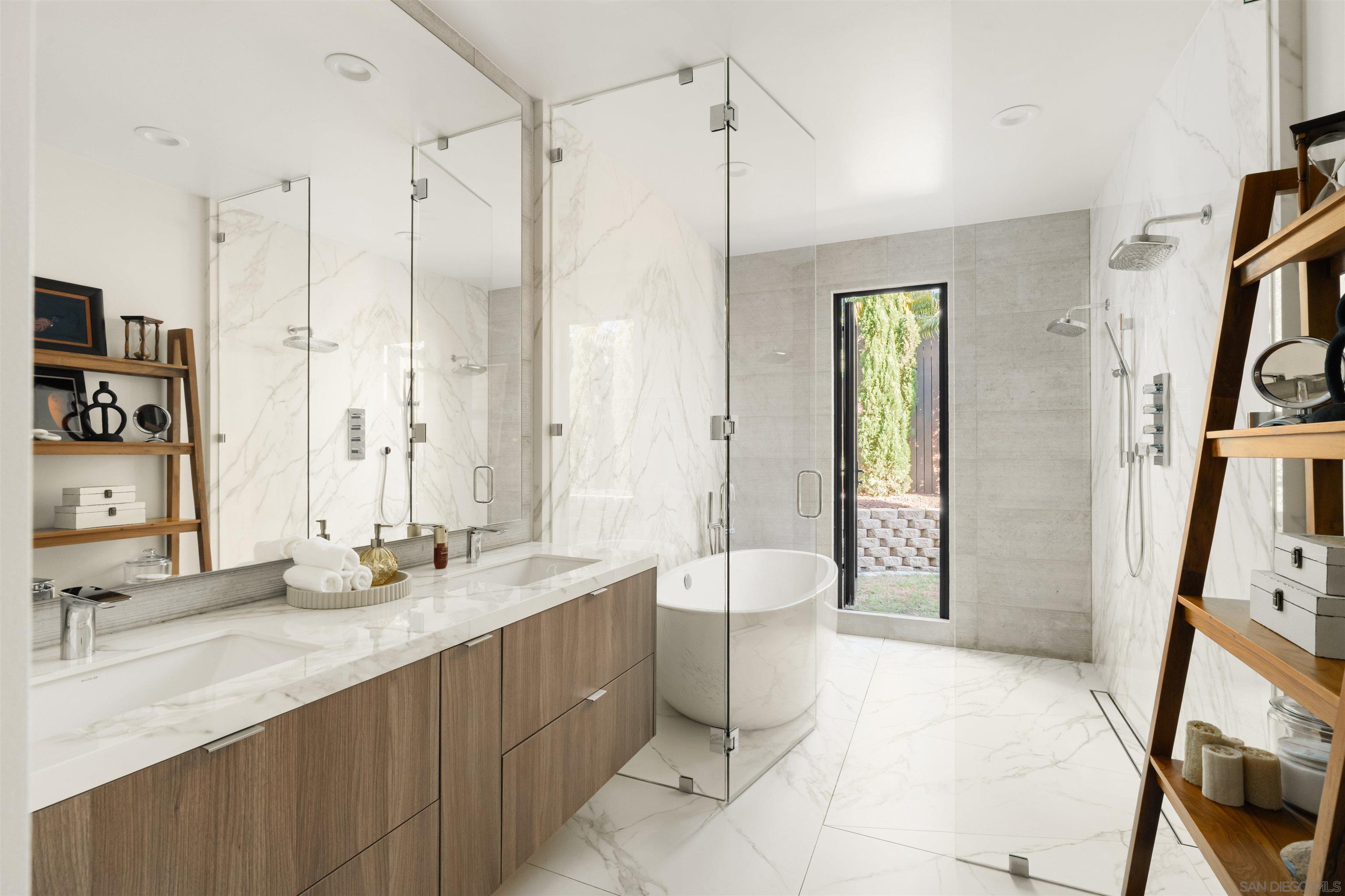 Detail Gallery Image 21 of 38 For 8751  Glenwick Ln, La Jolla,  CA 92037 - 4 Beds | 3/1 Baths