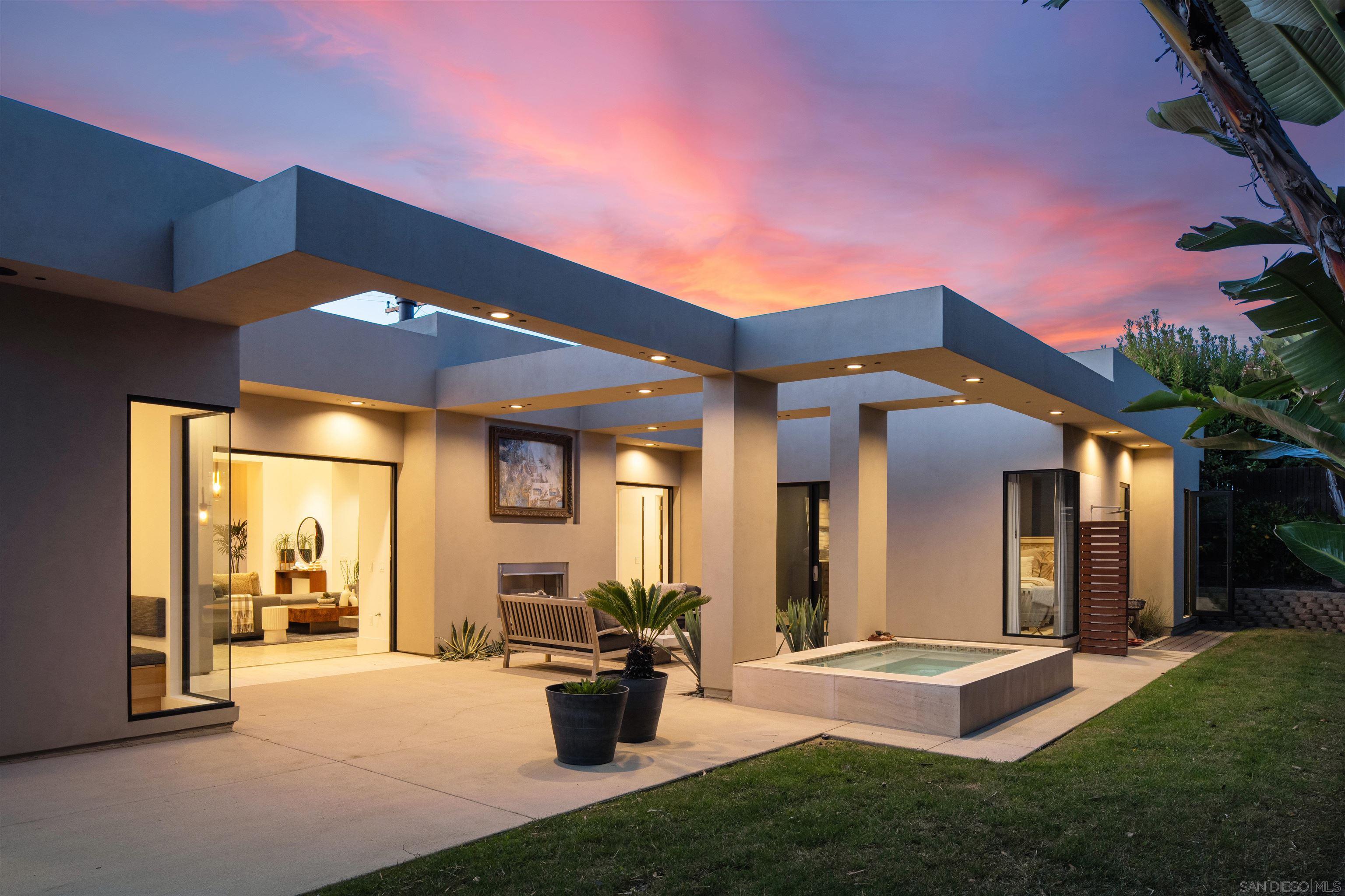 Detail Gallery Image 4 of 38 For 8751  Glenwick Ln, La Jolla,  CA 92037 - 4 Beds | 3/1 Baths