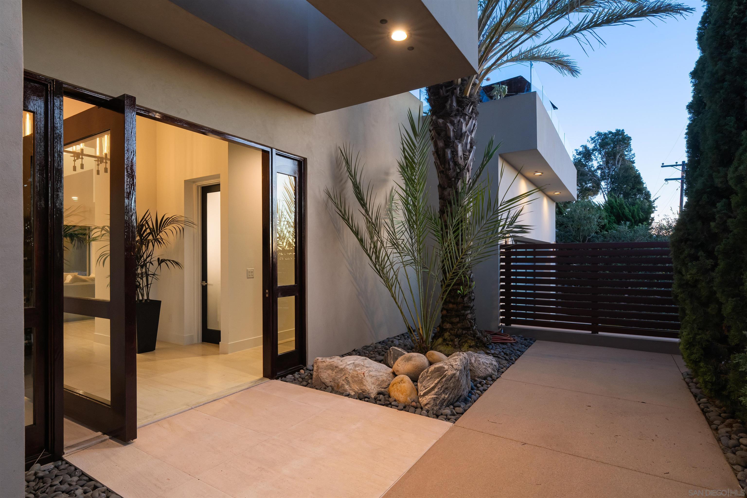 Detail Gallery Image 5 of 38 For 8751  Glenwick Ln, La Jolla,  CA 92037 - 4 Beds | 3/1 Baths