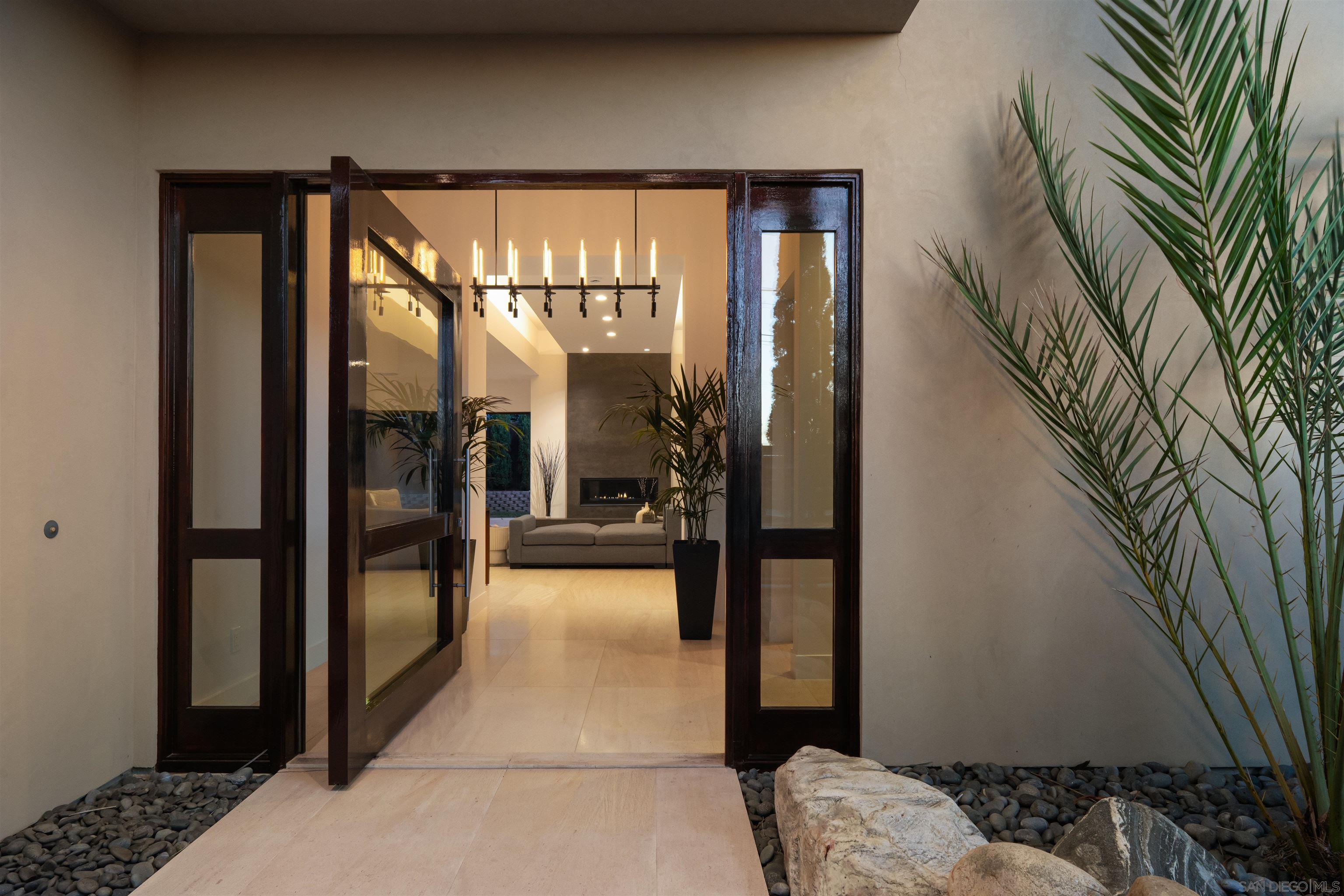 Detail Gallery Image 6 of 38 For 8751  Glenwick Ln, La Jolla,  CA 92037 - 4 Beds | 3/1 Baths