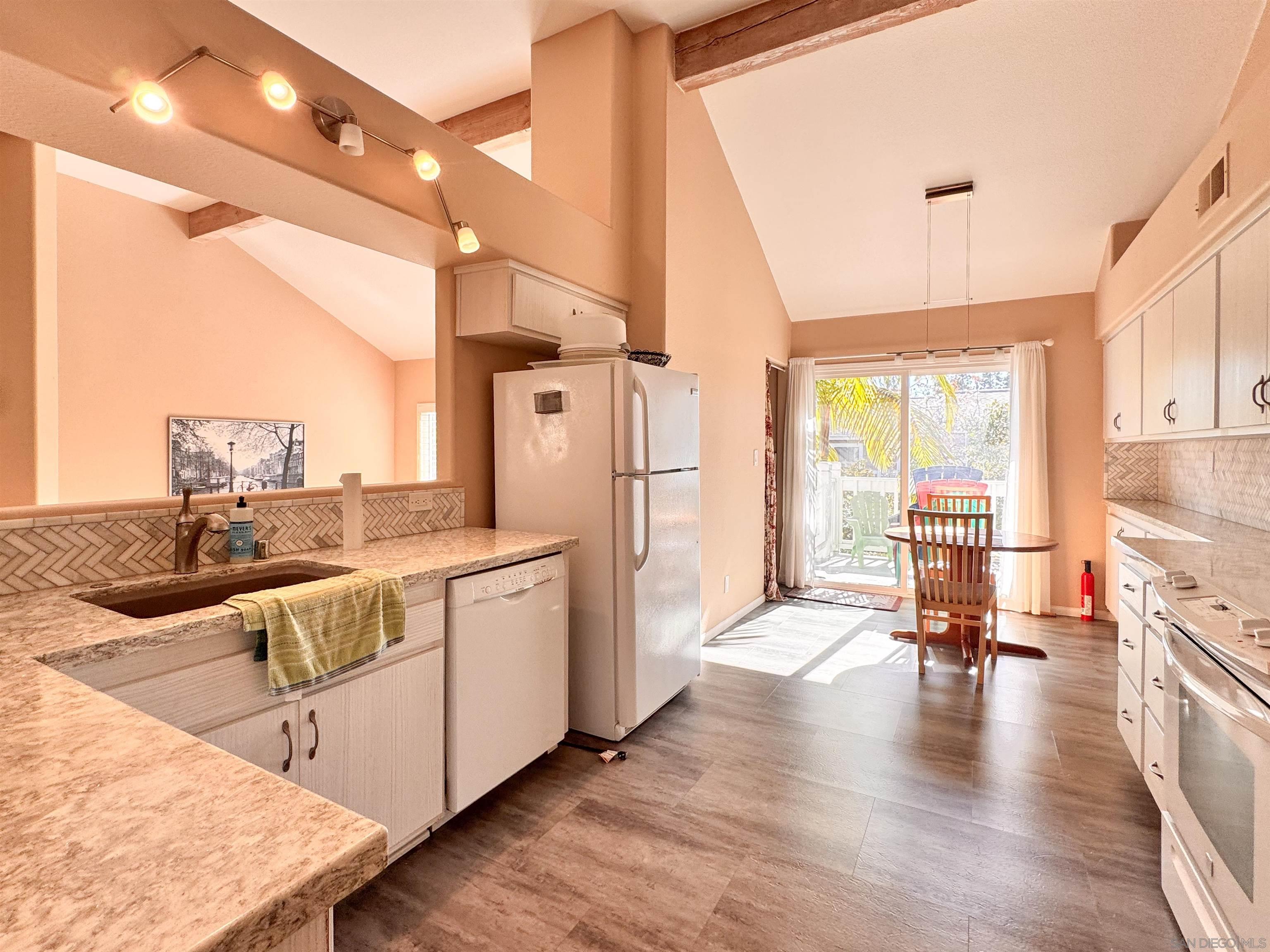 Detail Gallery Image 2 of 14 For 8585  via Mallorca  #4,  La Jolla,  CA 92037 - 3 Beds | 2 Baths