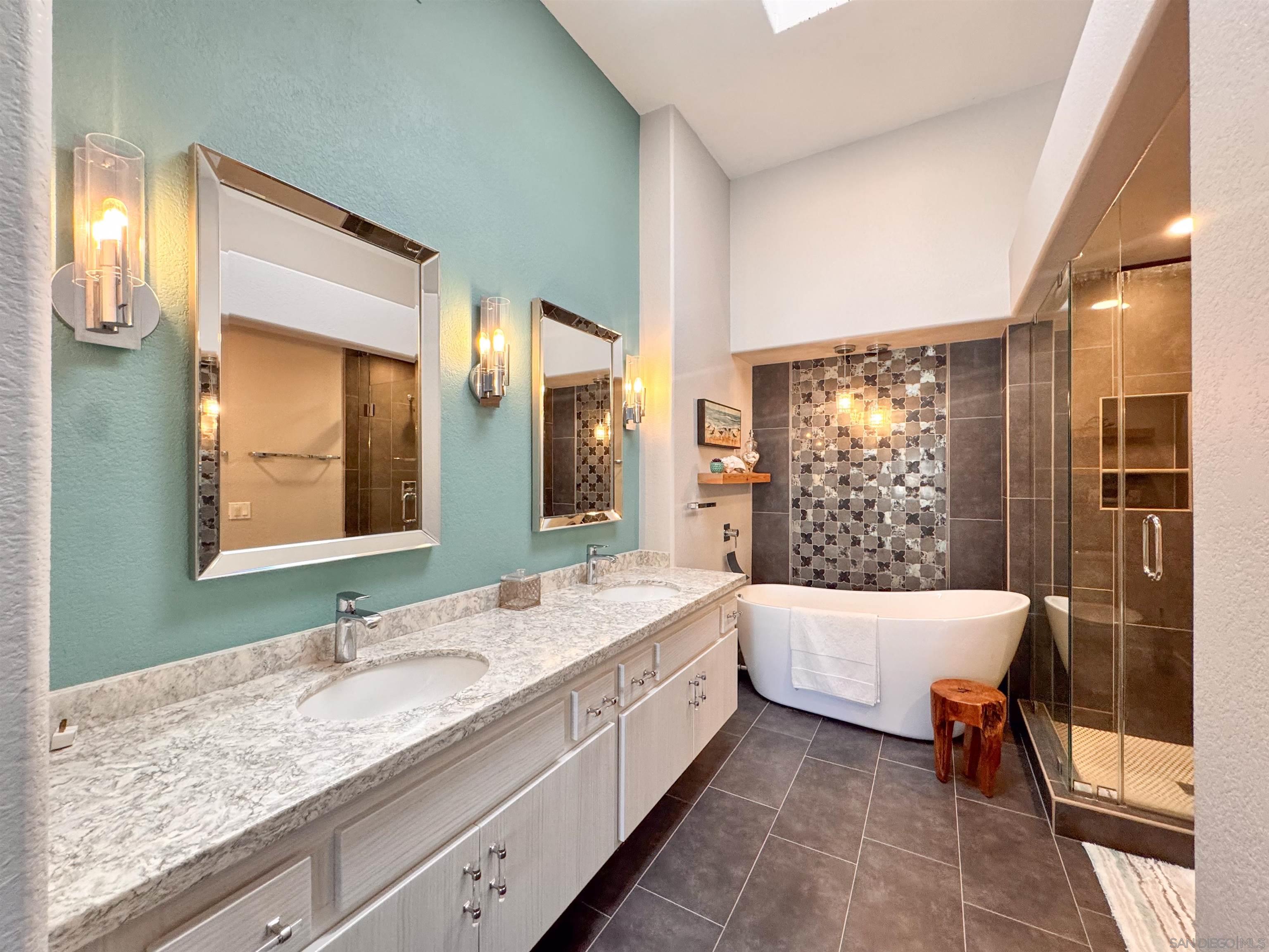 Detail Gallery Image 3 of 14 For 8585  via Mallorca  #4,  La Jolla,  CA 92037 - 3 Beds | 2 Baths