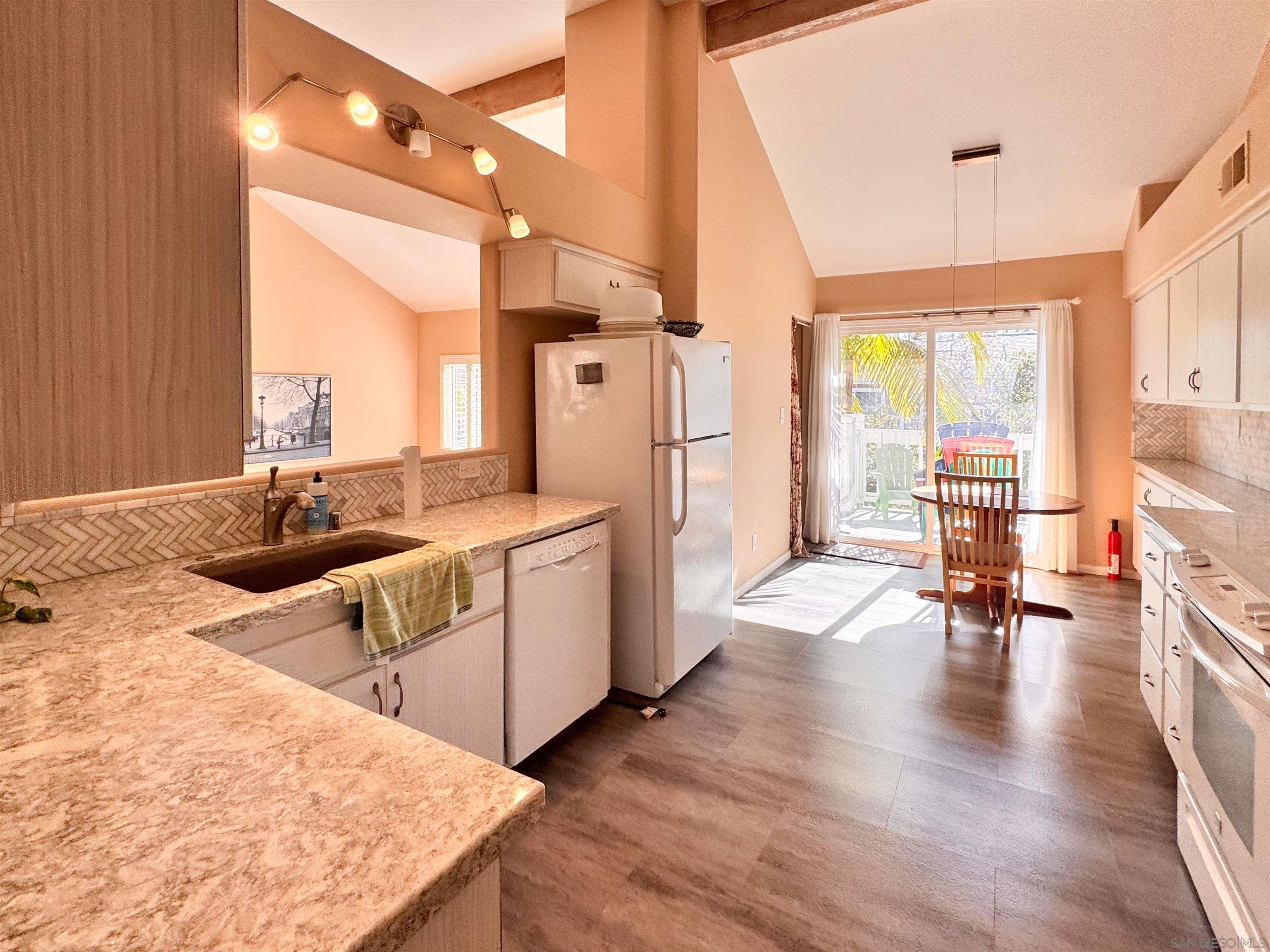 Detail Gallery Image 7 of 14 For 8585  via Mallorca  #4,  La Jolla,  CA 92037 - 3 Beds | 2 Baths