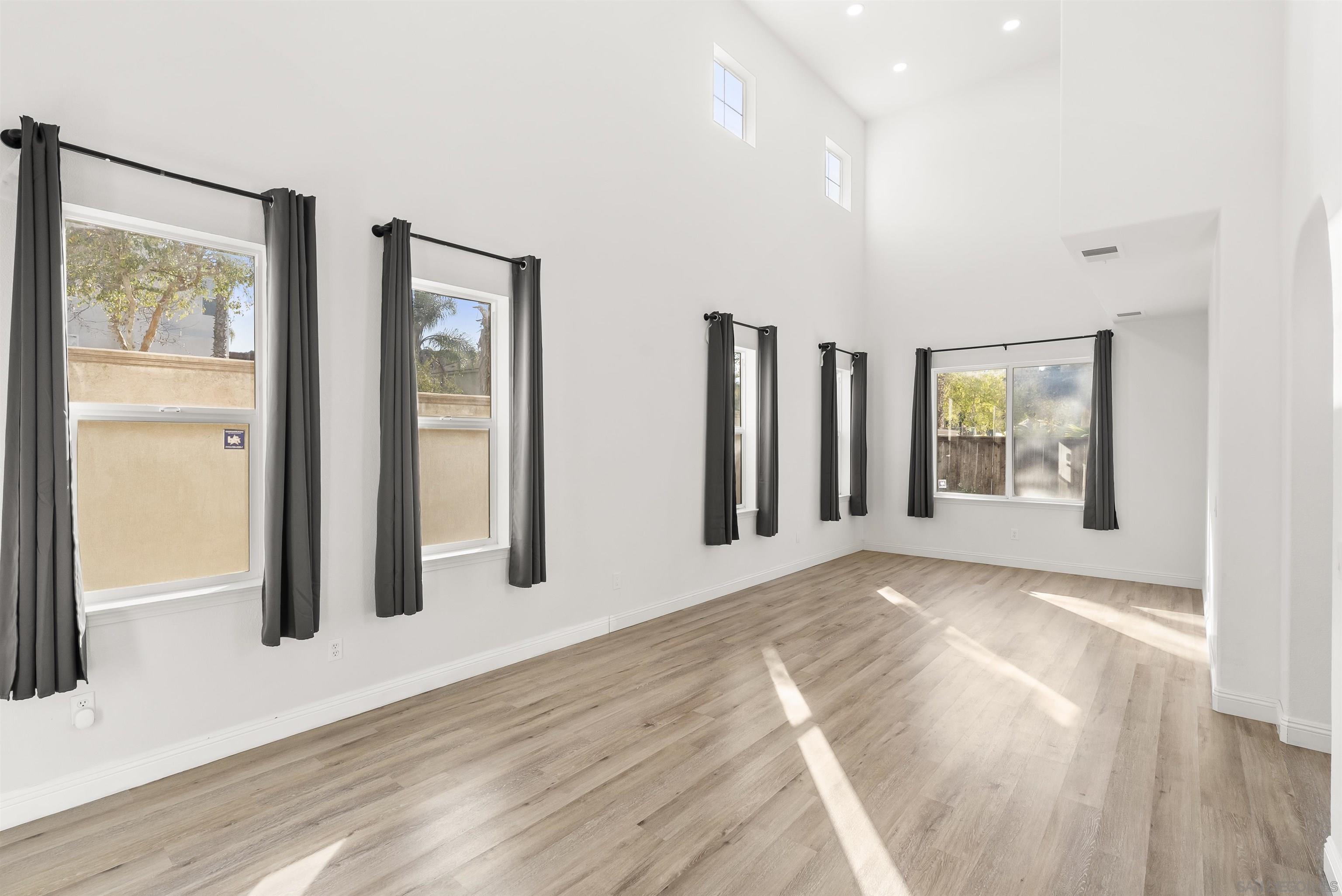 Detail Gallery Image 6 of 31 For 1048  Sunset Crossing Point, San Diego,  CA 92154 - 5 Beds | 3 Baths