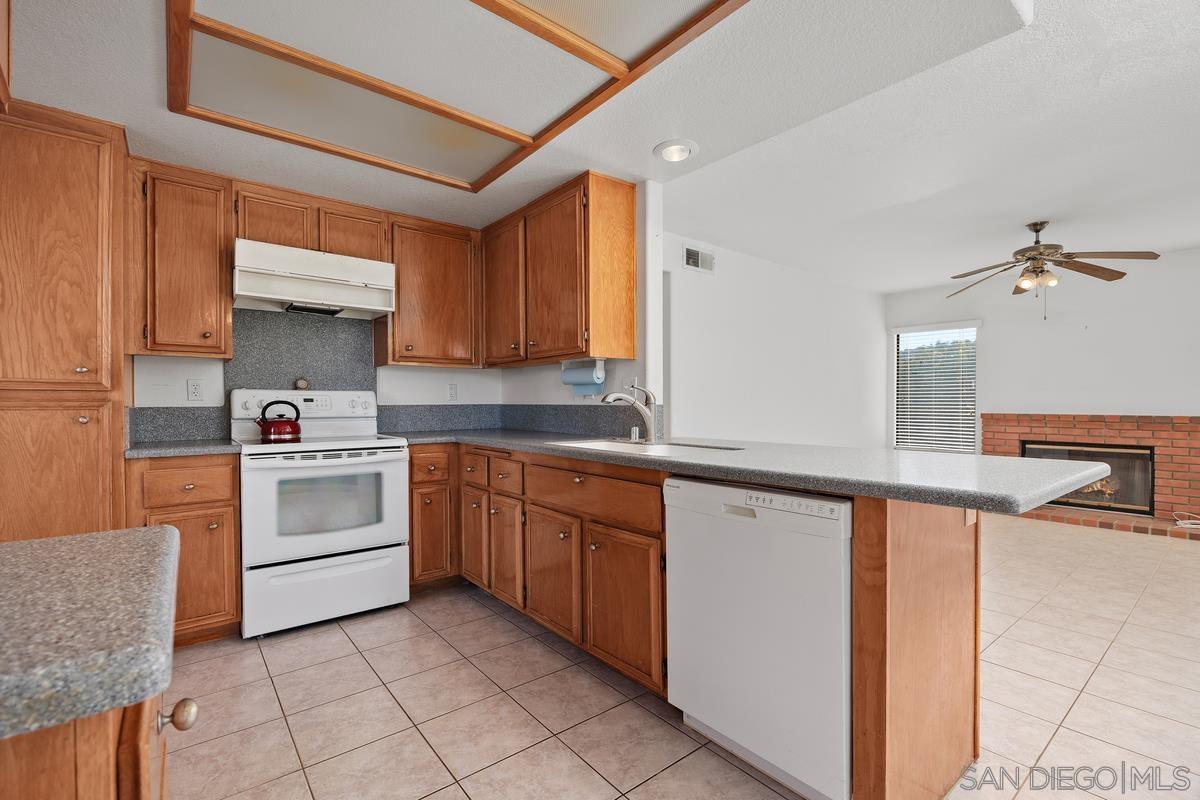 Detail Gallery Image 8 of 24 For 5070  Chalet Dr, Oceanside,  CA 92057 - 4 Beds | 3 Baths