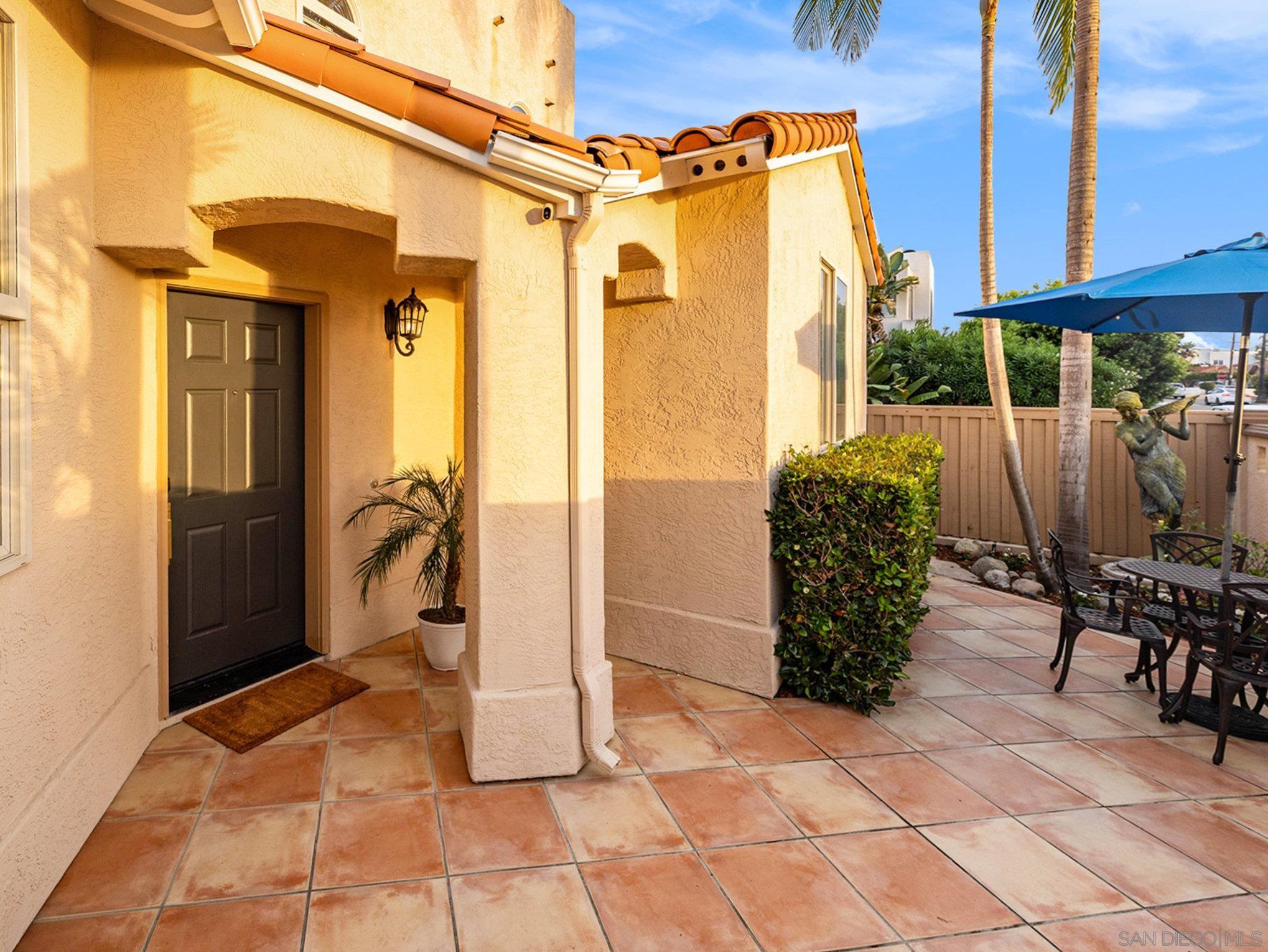 Detail Gallery Image 2 of 41 For 7355  Fay Avenue, La Jolla,  CA 92037 - 4 Beds | 3/1 Baths