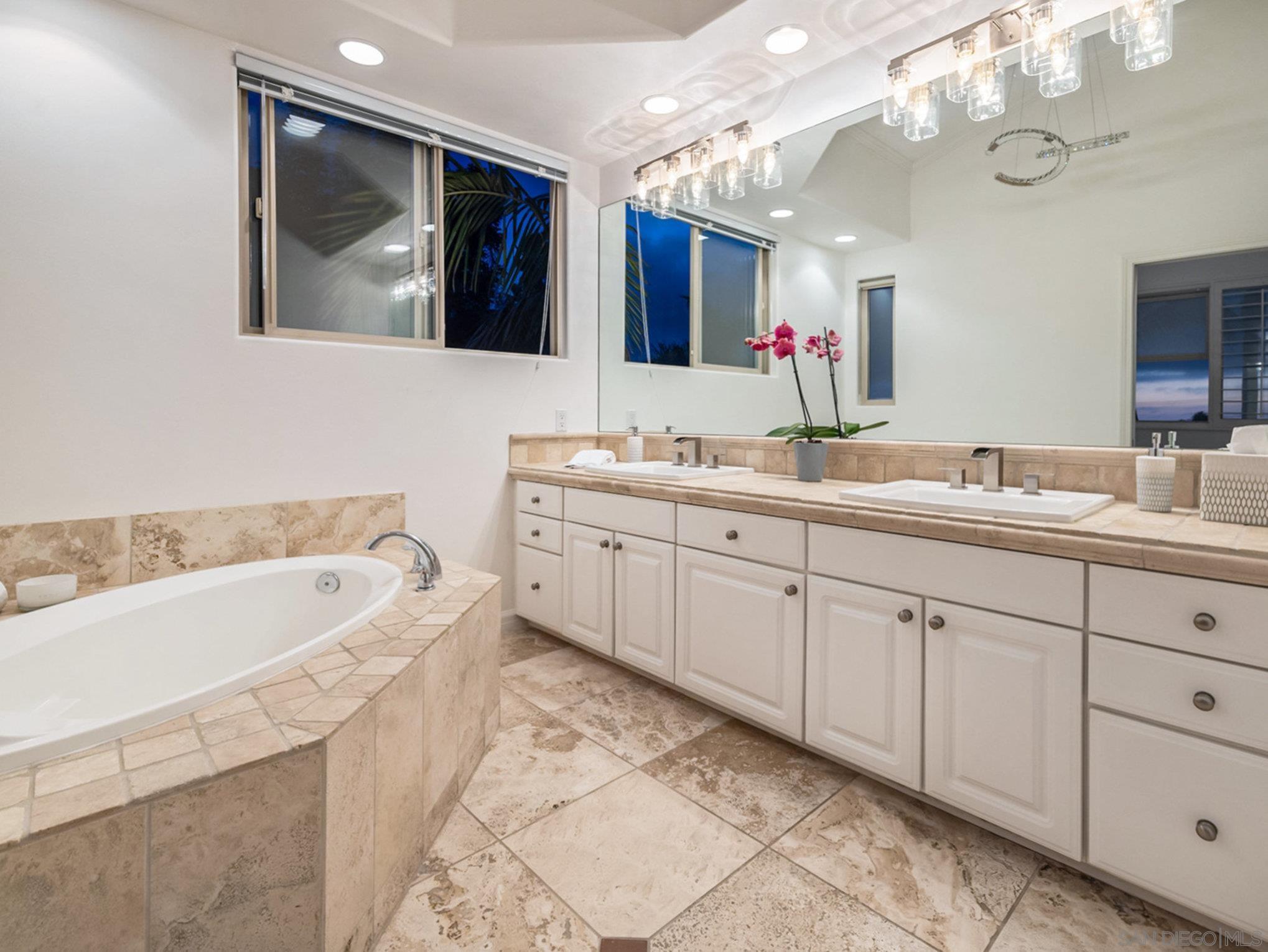 Detail Gallery Image 16 of 41 For 7355  Fay Avenue, La Jolla,  CA 92037 - 4 Beds | 3/1 Baths