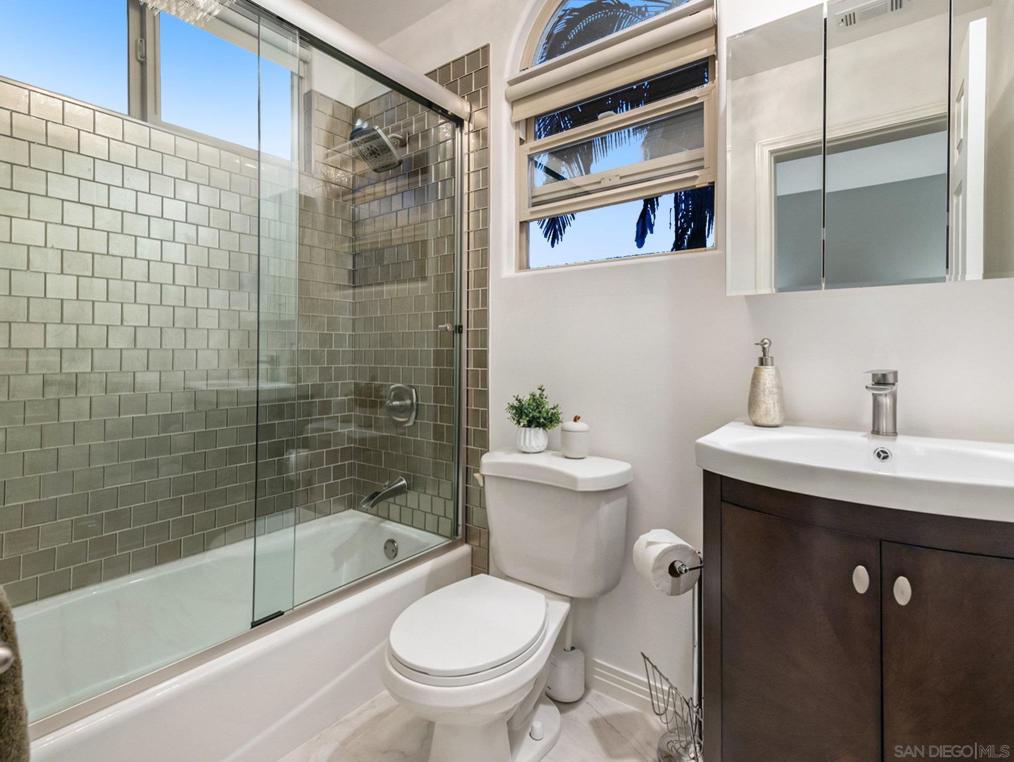 Detail Gallery Image 17 of 39 For 7355  Fay Avenue, La Jolla,  CA 92037 - 4 Beds | 3/1 Baths