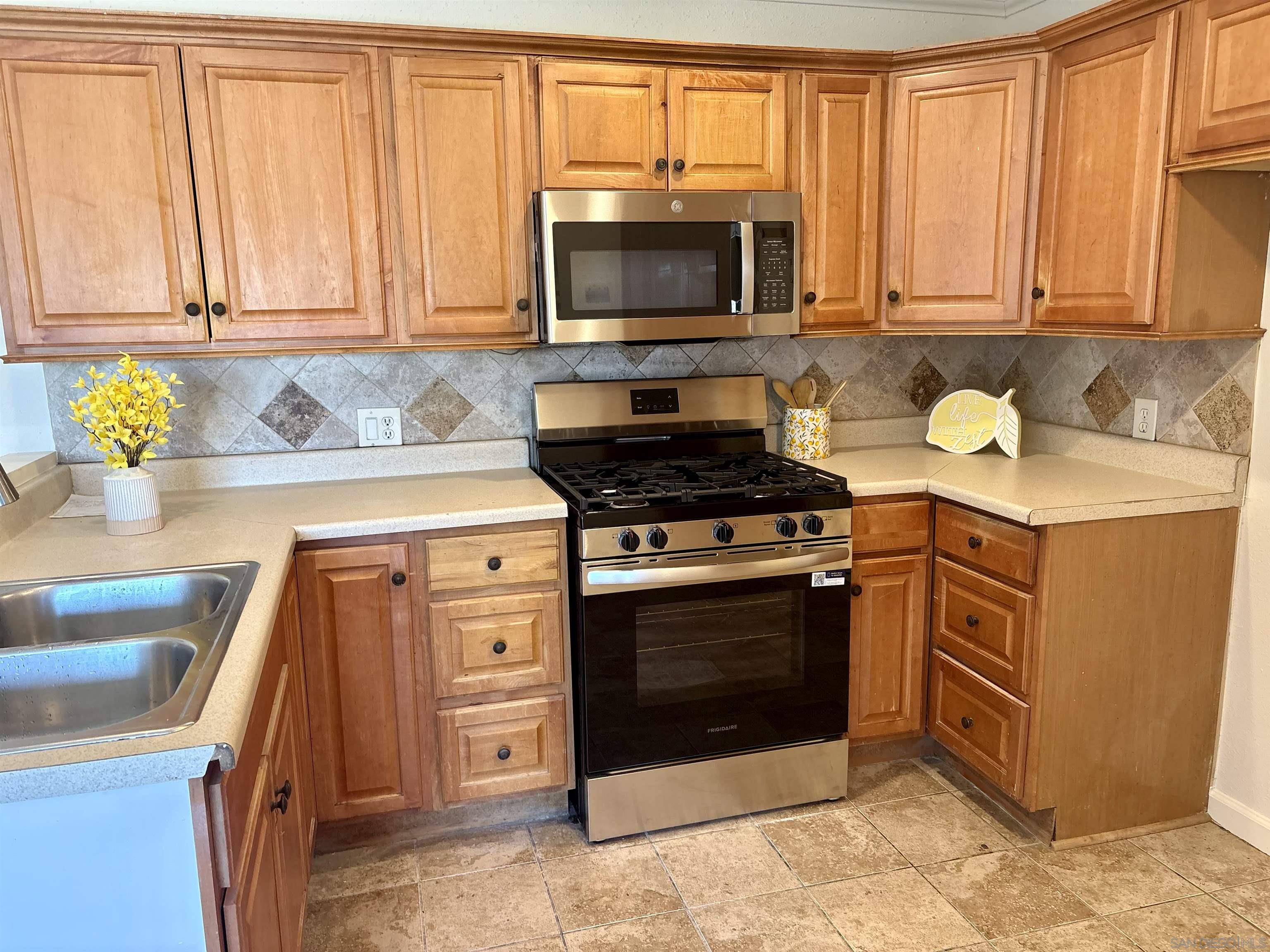 Detail Gallery Image 3 of 12 For 3029  Broadway  #9,  San Diego,  CA 92102 - 1 Beds | 1 Baths