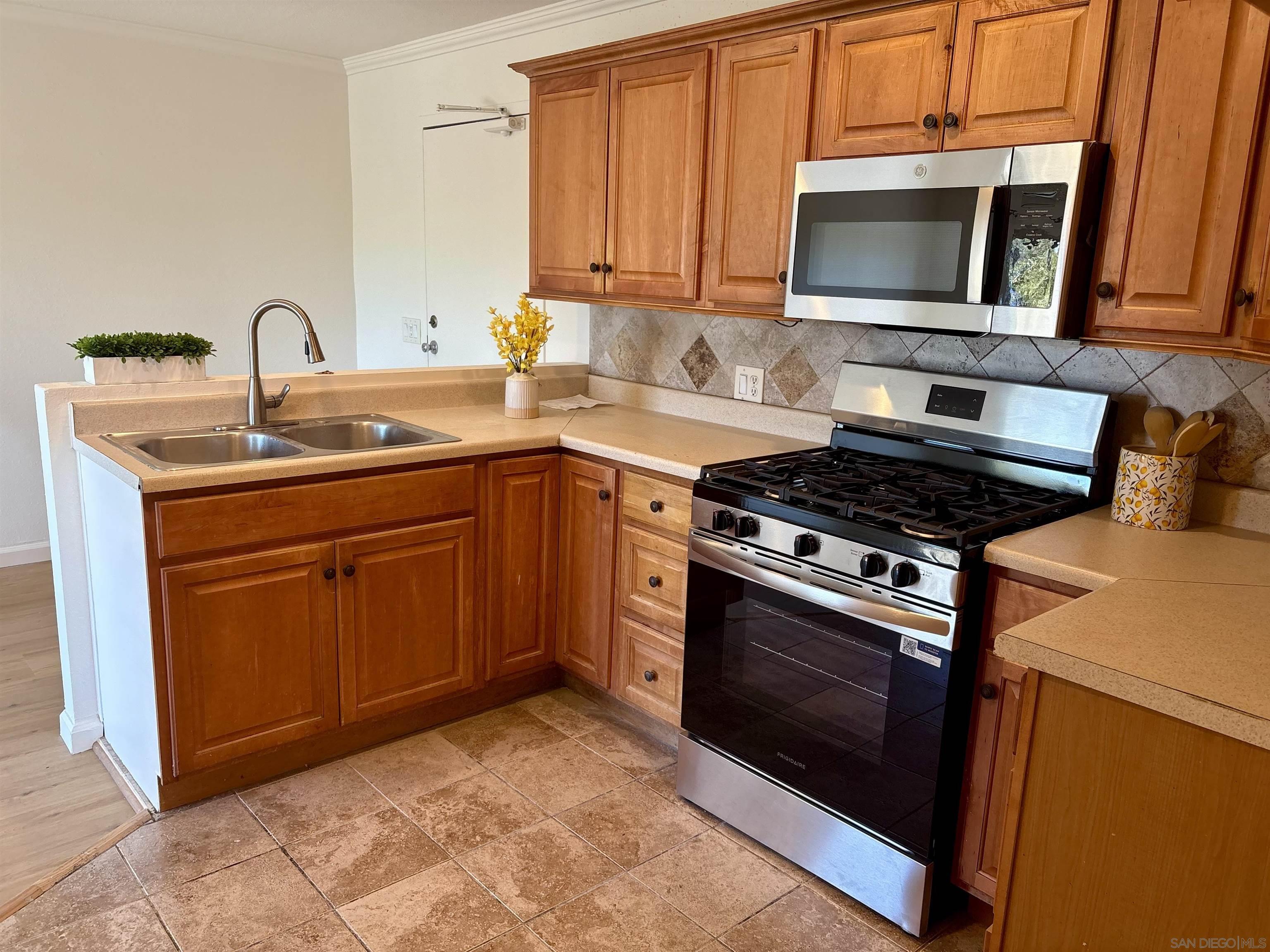 Detail Gallery Image 5 of 12 For 3029  Broadway  #9,  San Diego,  CA 92102 - 1 Beds | 1 Baths