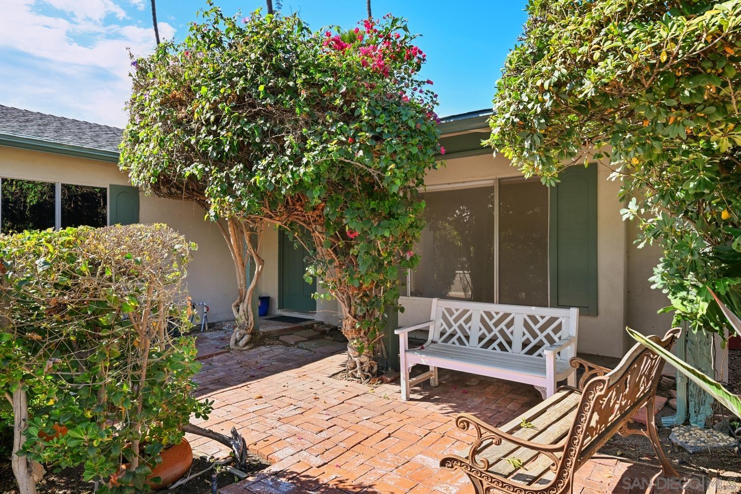 Detail Gallery Image 2 of 24 For 2050  Oak Hill Dr, Escondido,  CA 92027 - 3 Beds | 2 Baths