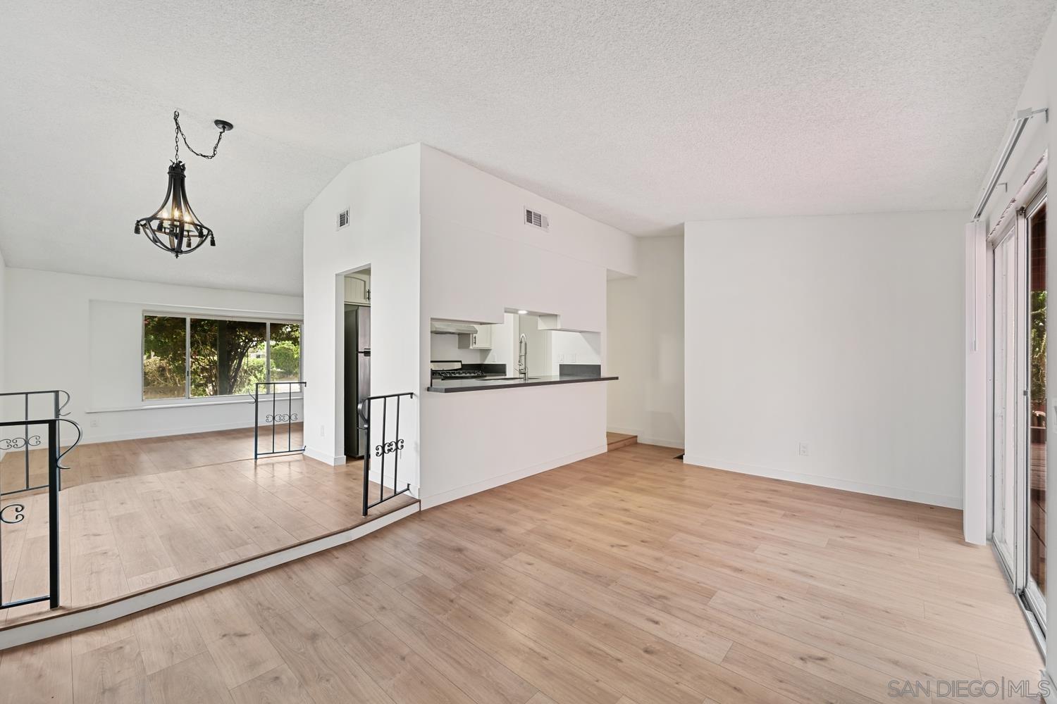 Detail Gallery Image 4 of 24 For 2050  Oak Hill Dr, Escondido,  CA 92027 - 3 Beds | 2 Baths