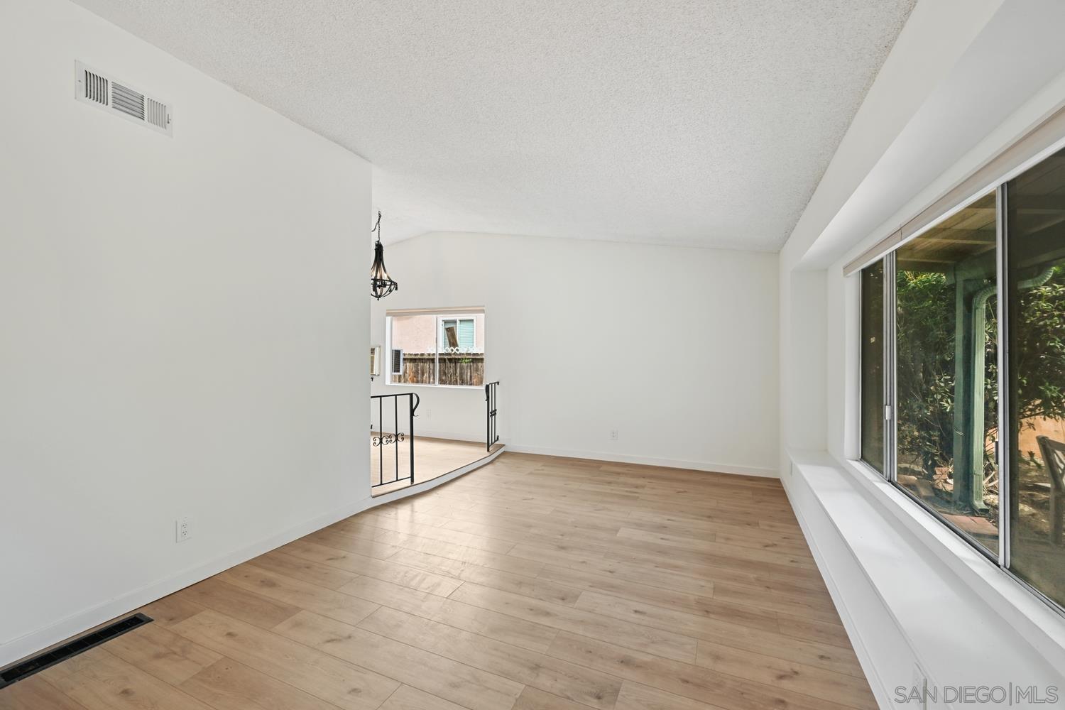 Detail Gallery Image 6 of 24 For 2050  Oak Hill Dr, Escondido,  CA 92027 - 3 Beds | 2 Baths