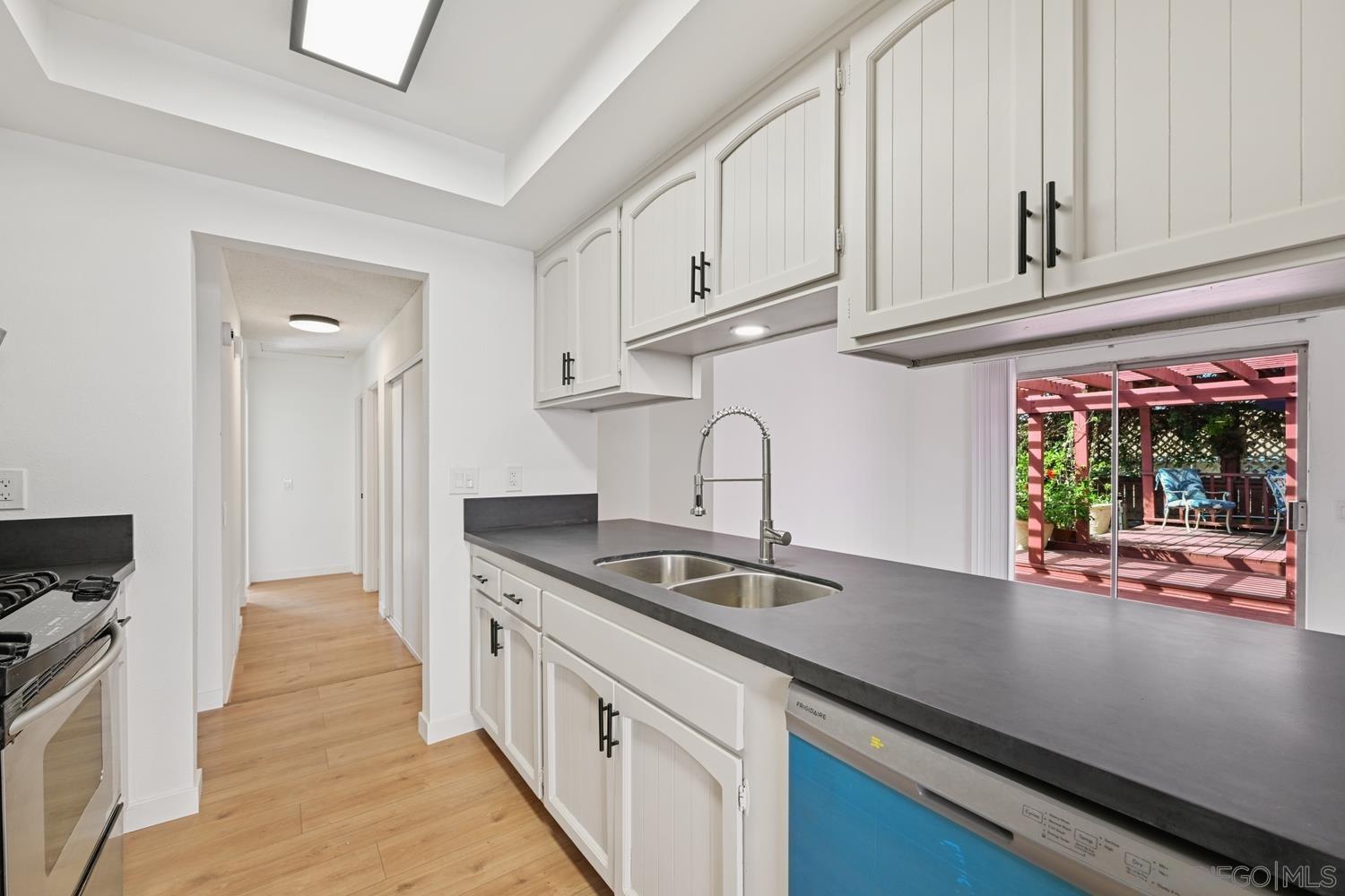 Detail Gallery Image 8 of 24 For 2050  Oak Hill Dr, Escondido,  CA 92027 - 3 Beds | 2 Baths