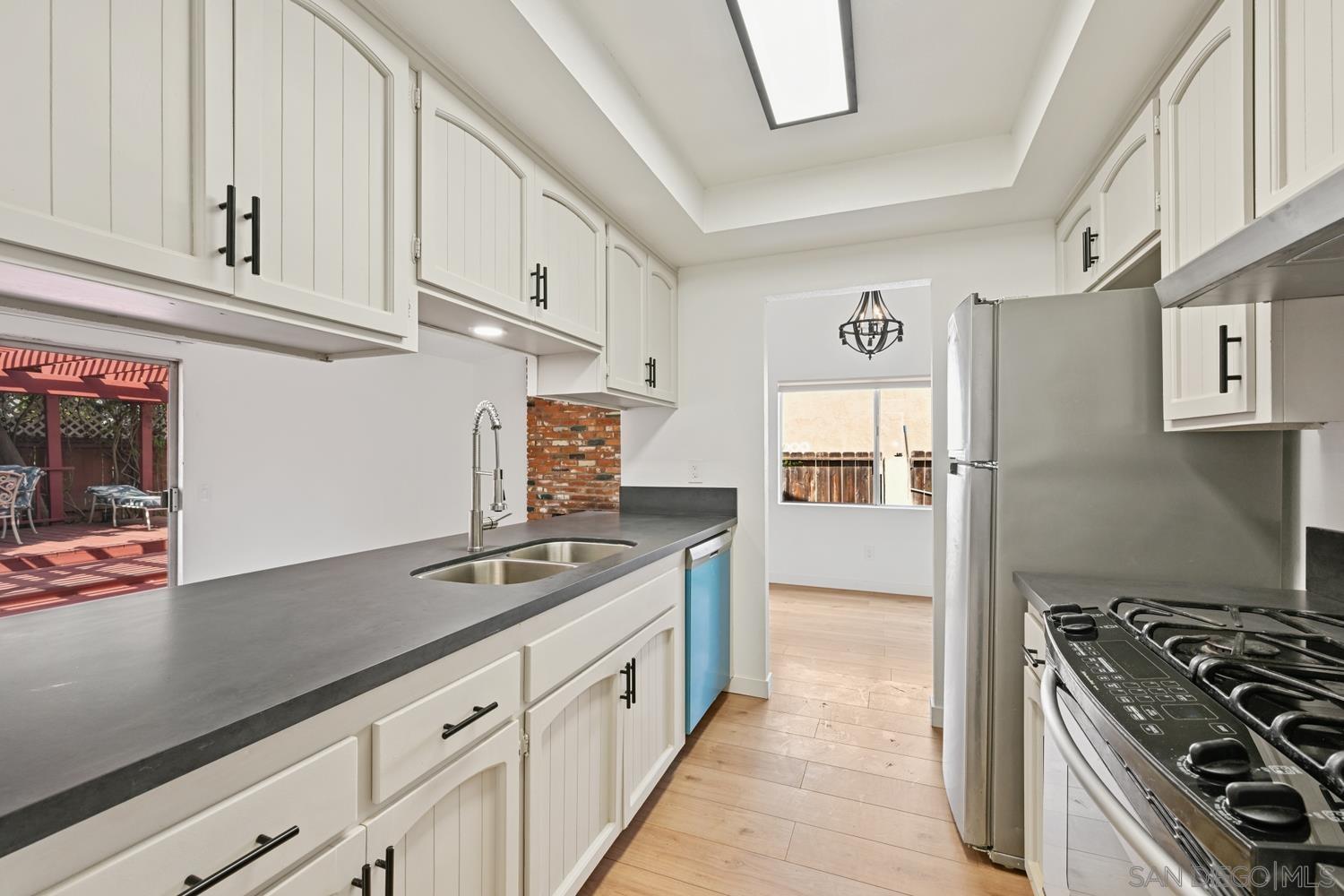 Detail Gallery Image 9 of 24 For 2050  Oak Hill Dr, Escondido,  CA 92027 - 3 Beds | 2 Baths