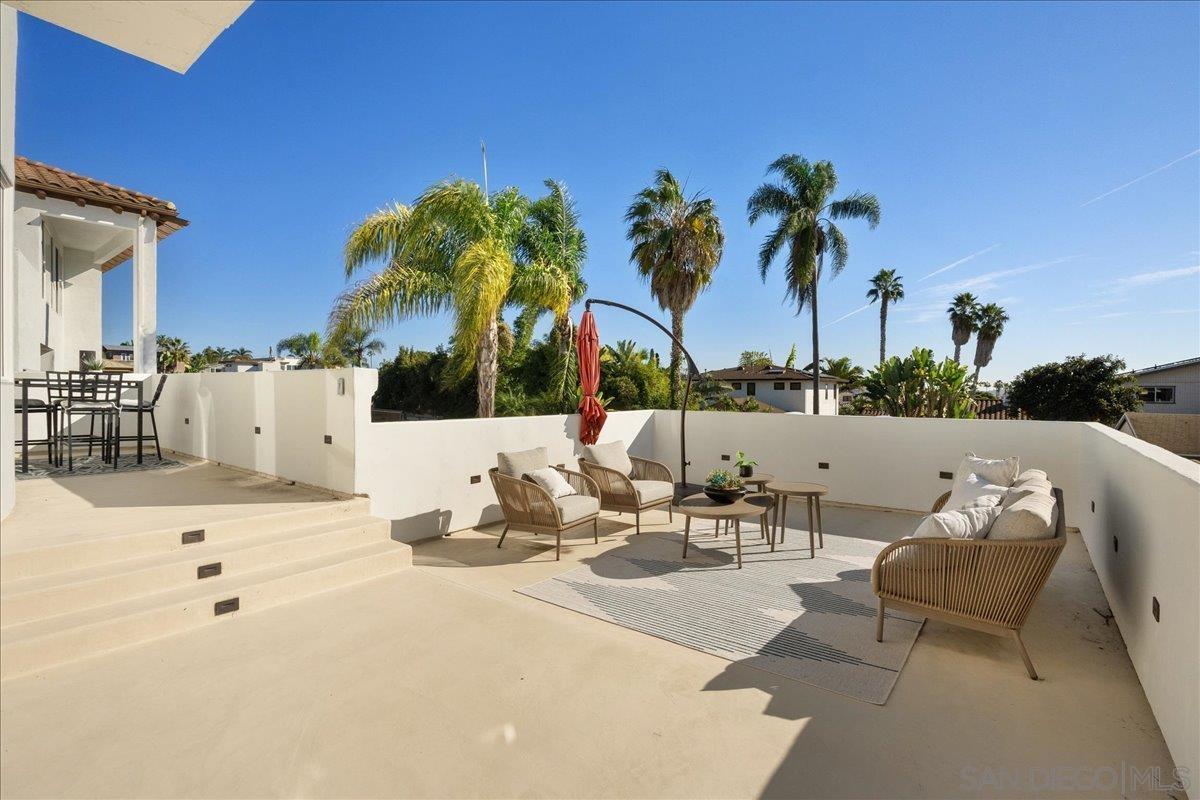 Detail Gallery Image 13 of 47 For 819  Van Nuys St, San Diego,  CA 92109 - 5 Beds | 3/1 Baths