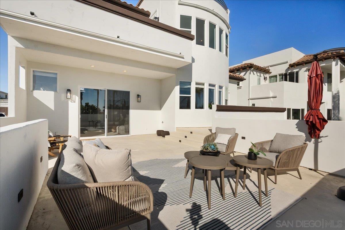 Detail Gallery Image 15 of 47 For 819  Van Nuys St, San Diego,  CA 92109 - 5 Beds | 3/1 Baths