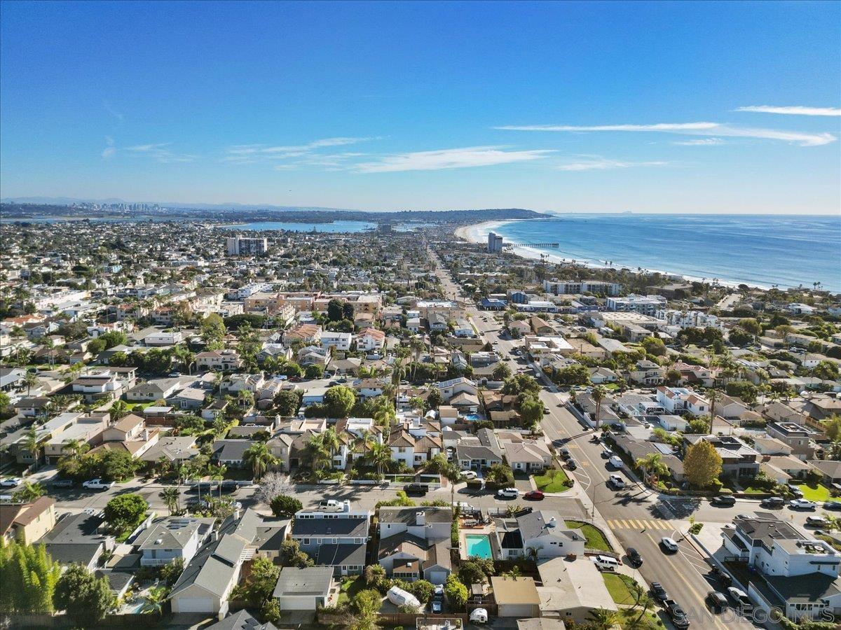 Detail Gallery Image 3 of 47 For 819  Van Nuys St, San Diego,  CA 92109 - 5 Beds | 3/1 Baths