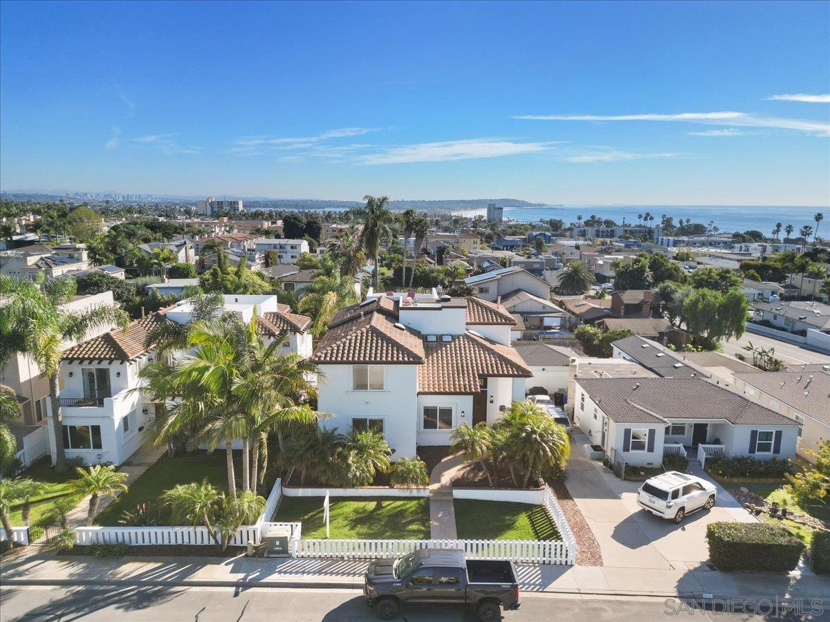 Detail Gallery Image 4 of 47 For 819  Van Nuys St, San Diego,  CA 92109 - 5 Beds | 3/1 Baths