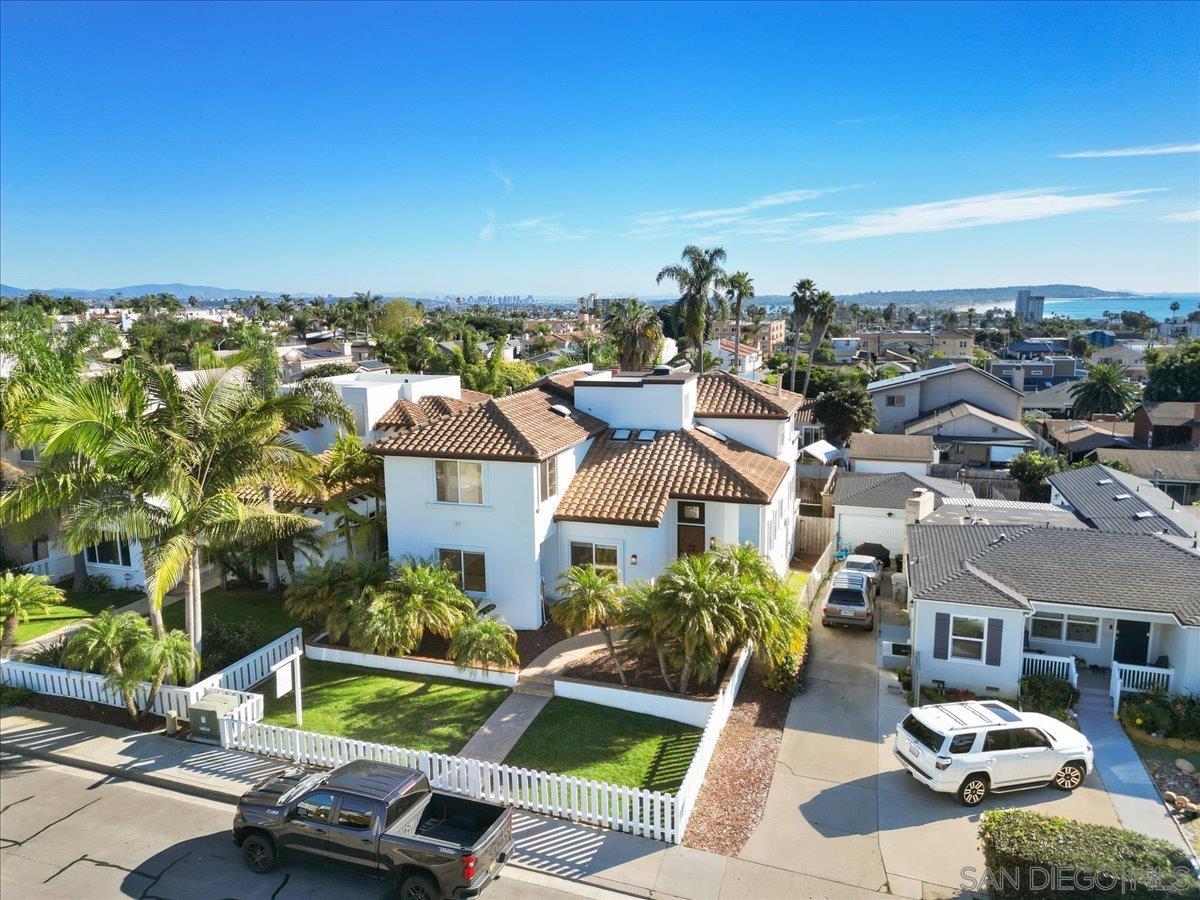 Detail Gallery Image 5 of 47 For 819  Van Nuys St, San Diego,  CA 92109 - 5 Beds | 3/1 Baths