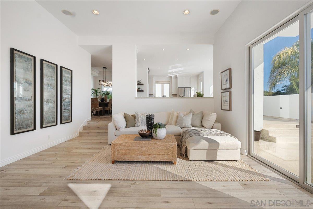 Detail Gallery Image 10 of 47 For 819  Van Nuys St, San Diego,  CA 92109 - 5 Beds | 3/1 Baths